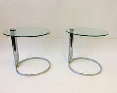 Paire de tables d'appoint en chrome et verre par John Mascheroni pour Swaim