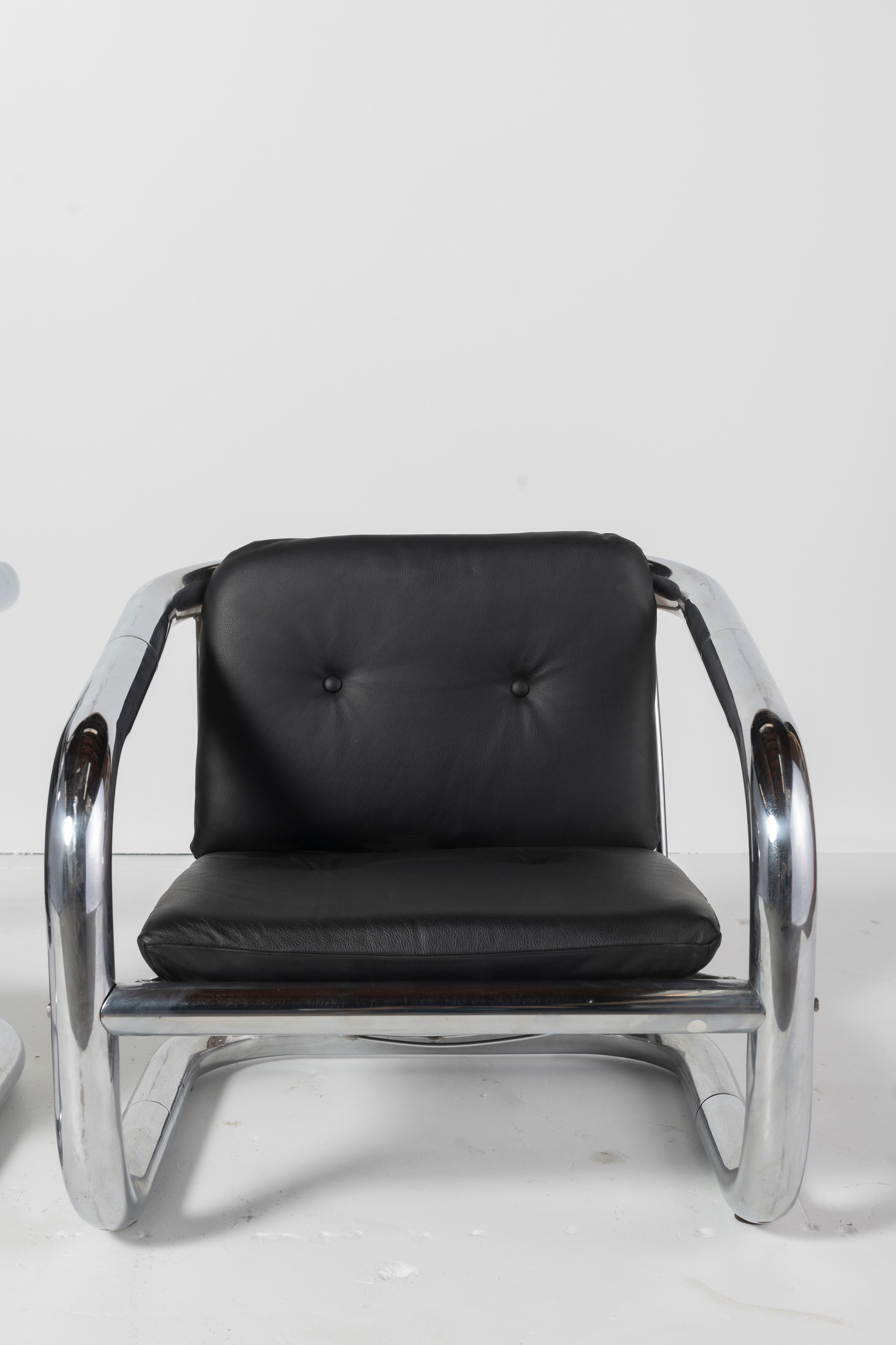 Mid-Century moderno Coppia di poltrone in cromo e pelle di L'Atelier San Paulo in vendita