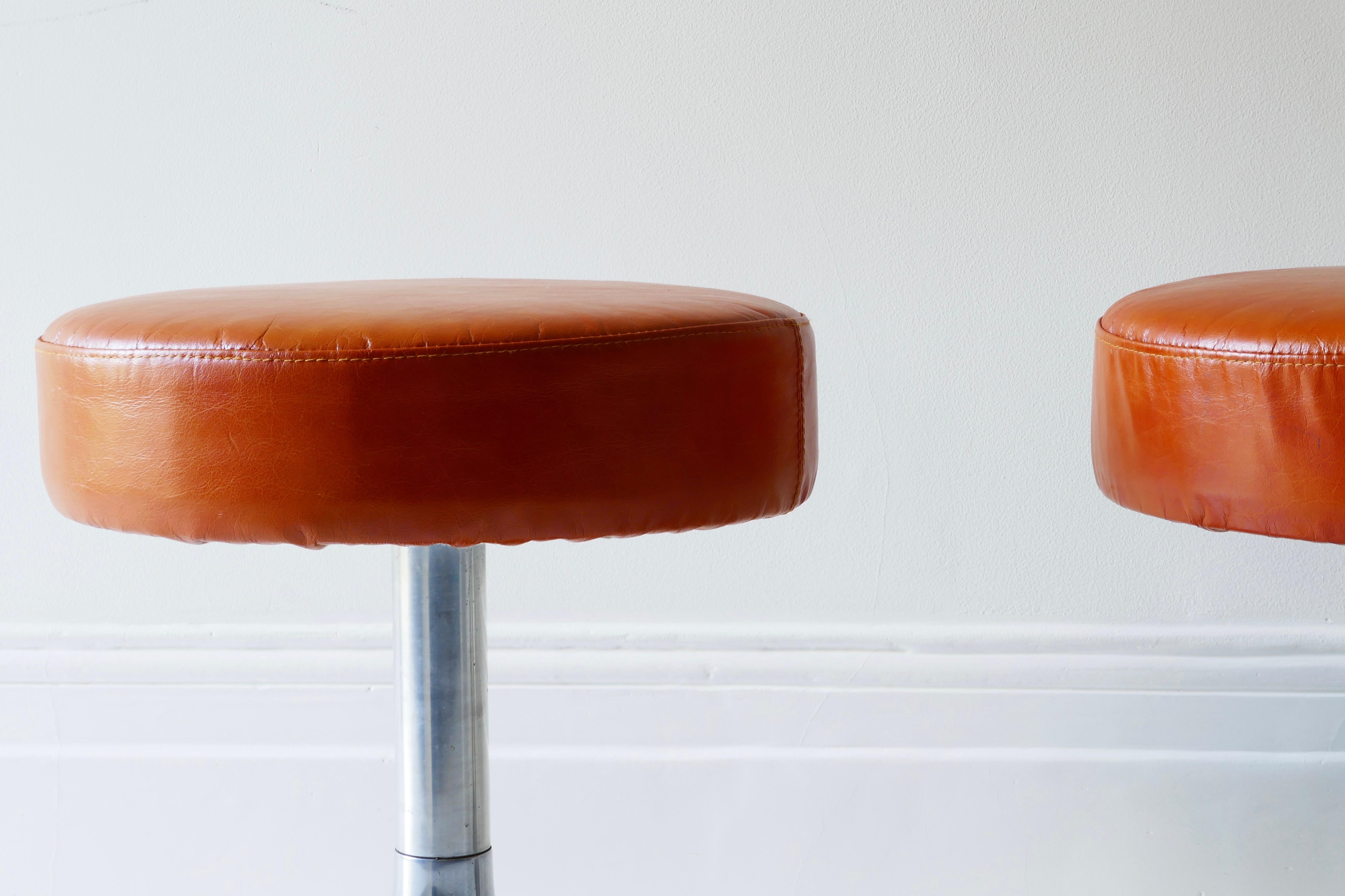 Pair of Chrome and Leather Stools, Italy 1970s In Good Condition For Sale In London, GB