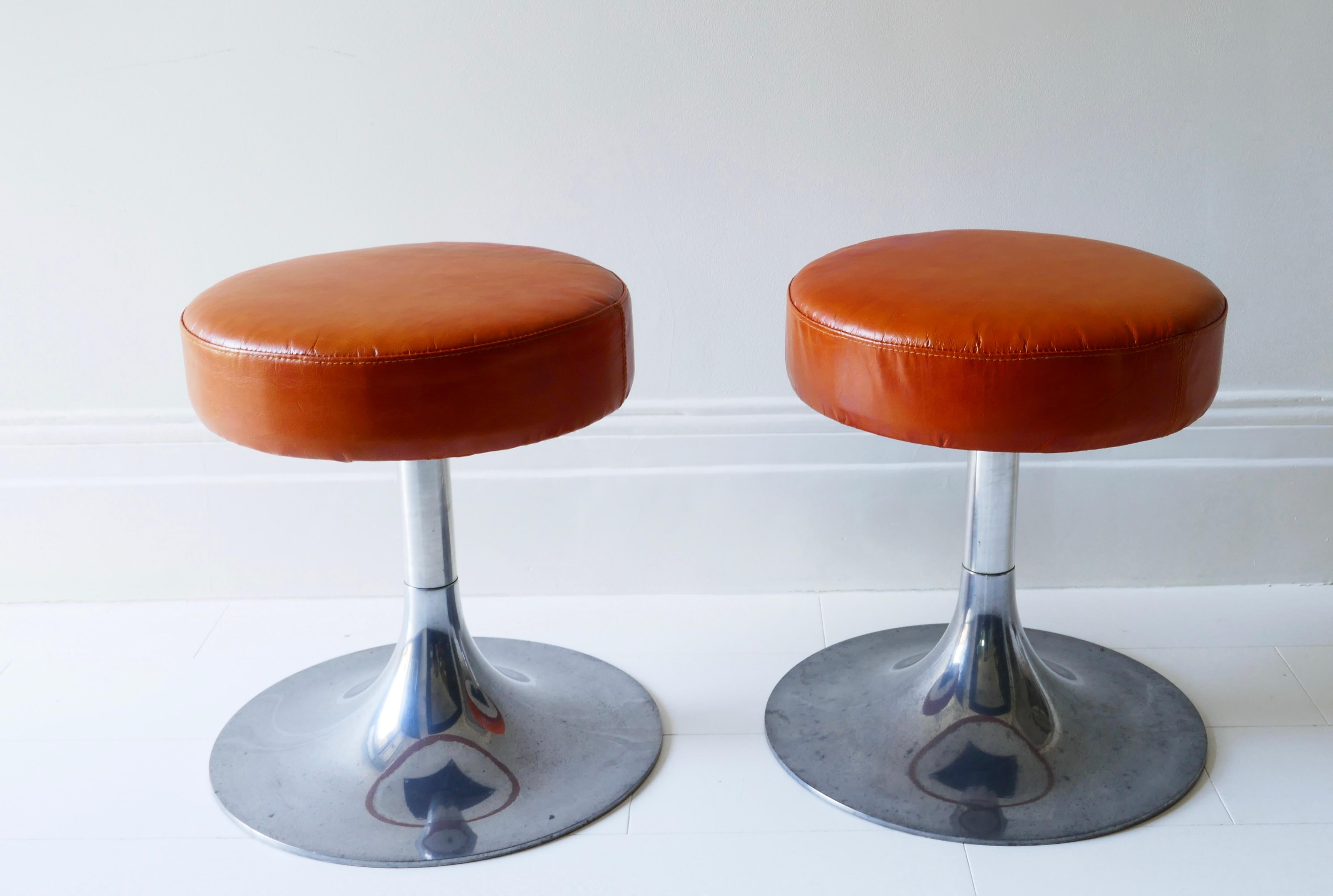 Late 20th Century Pair of Chrome and Leather Stools, Italy 1970s For Sale