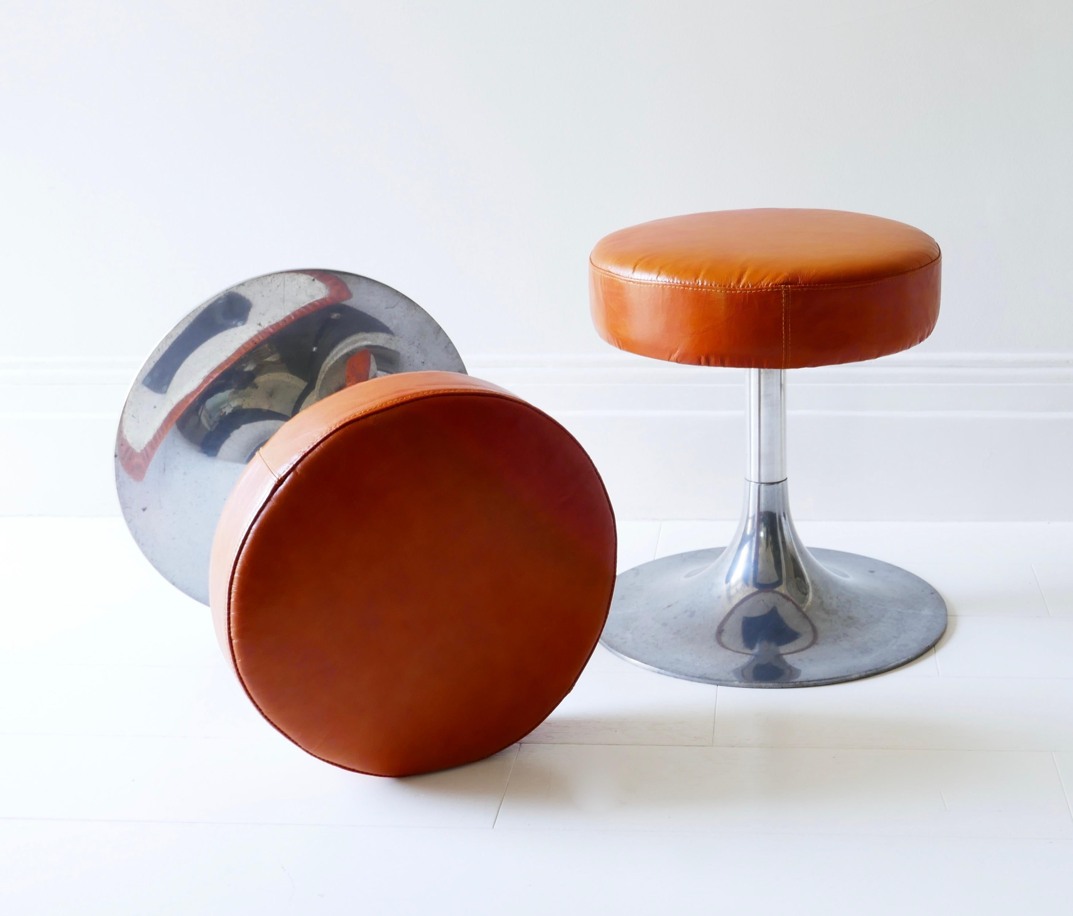 Pair of Chrome and Leather Stools, Italy 1970s For Sale 1