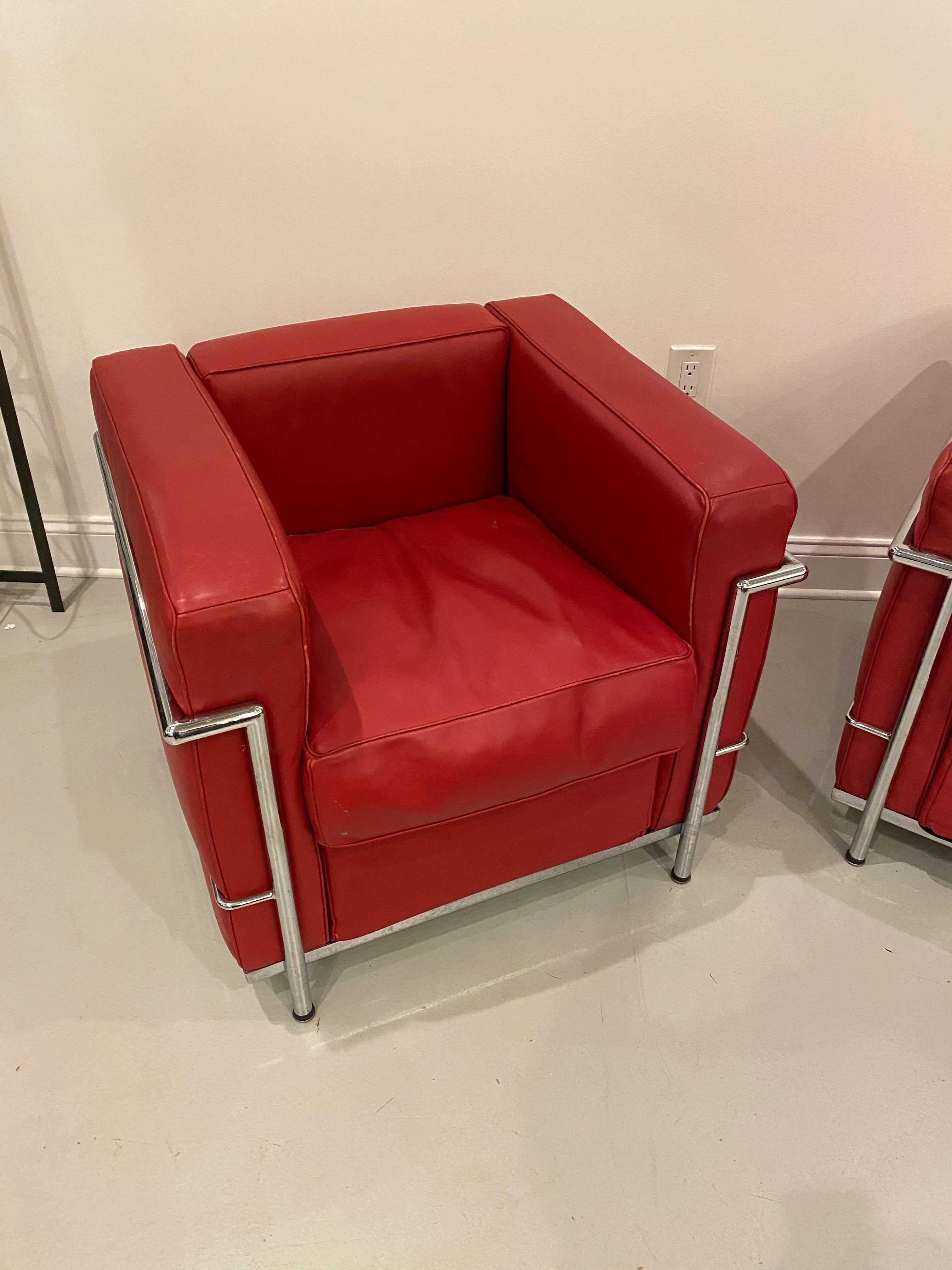 Magnifiques et élégants fauteuils club en chrome et cuir rouge dans le style de Le Corbusier.