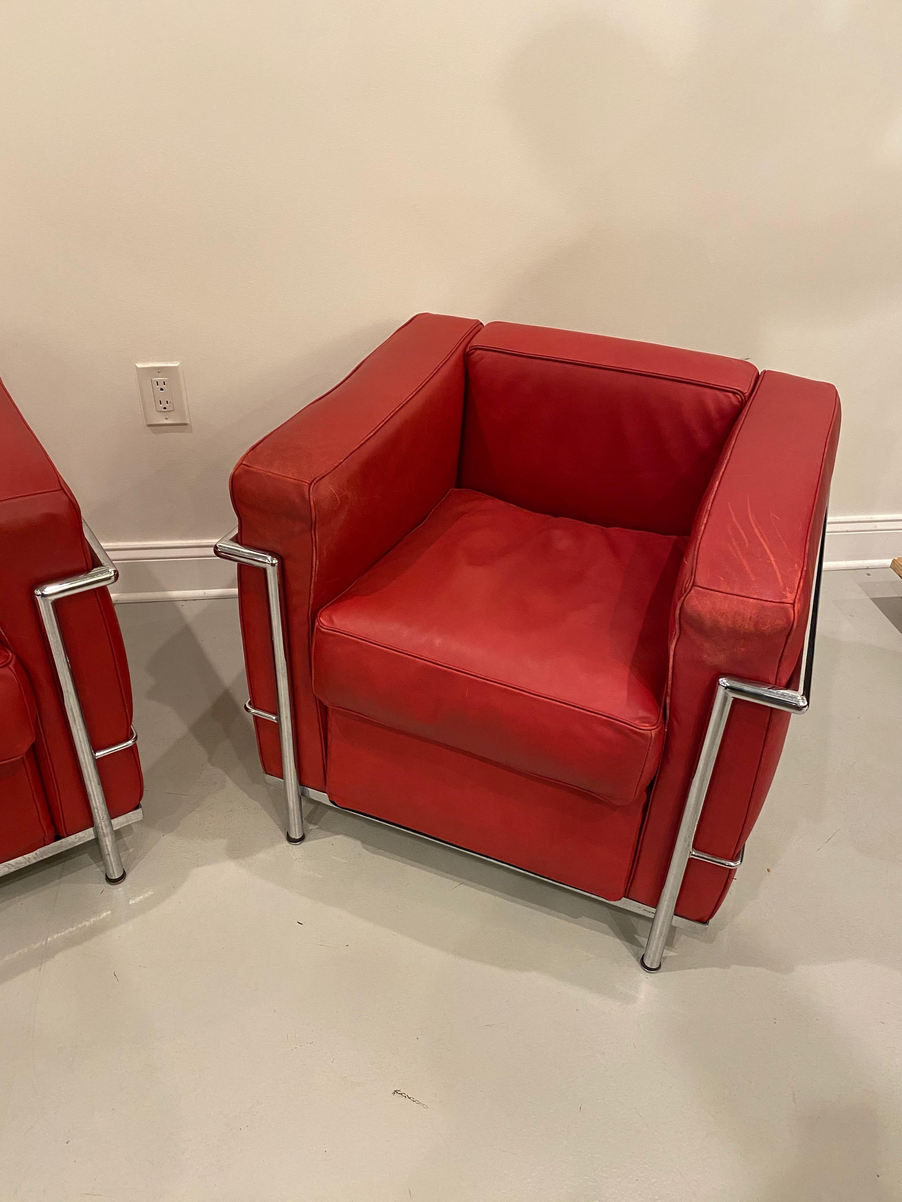 Mid-Century Modern Pair of Chrome and Red Leather Club Chairs in the Style of Le Corbusier For Sale