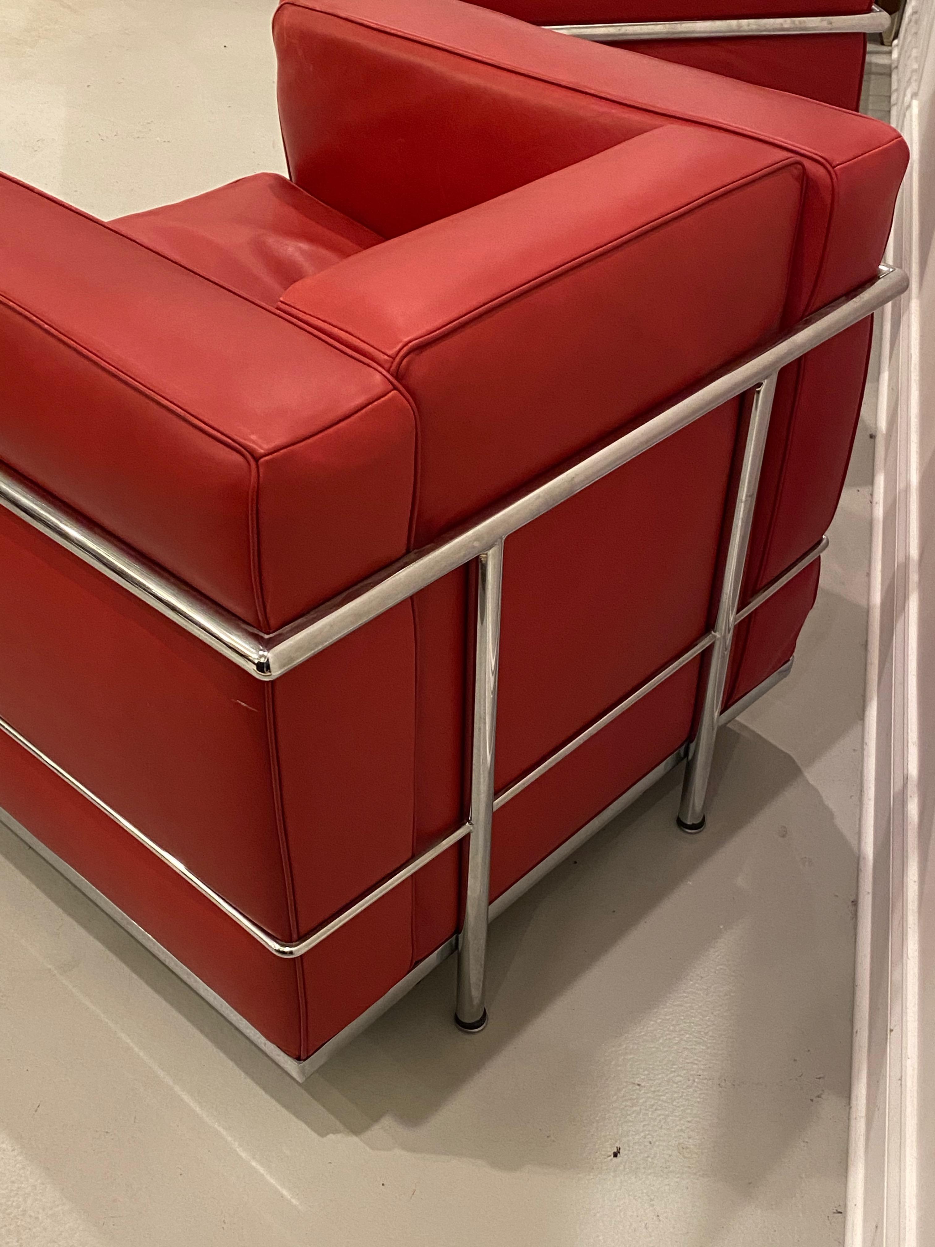 Fin du 20e siècle Paire de fauteuils club en chrome et cuir rouge dans le style de Le Corbusier en vente