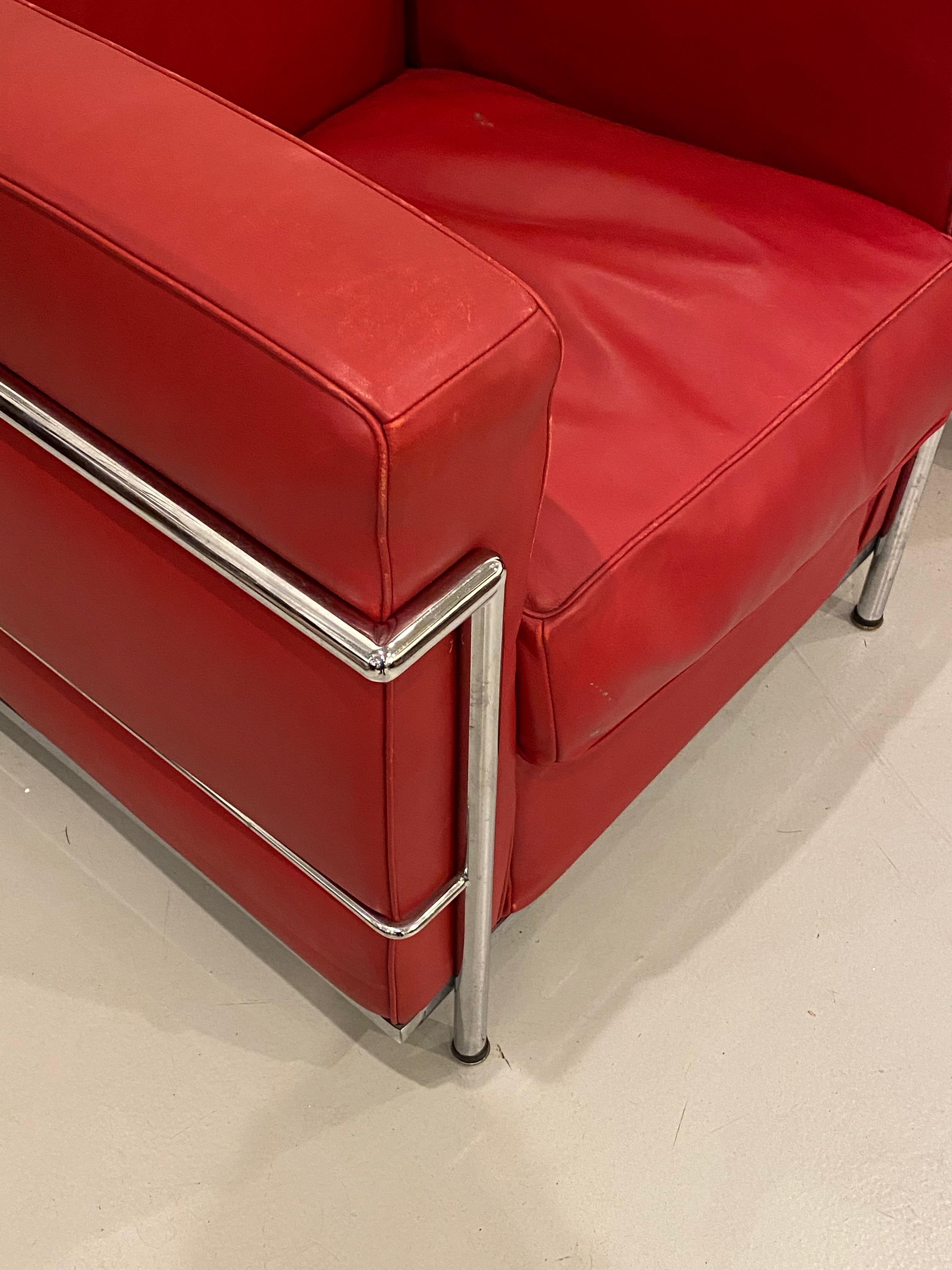 Chrome Paire de fauteuils club en chrome et cuir rouge dans le style de Le Corbusier en vente