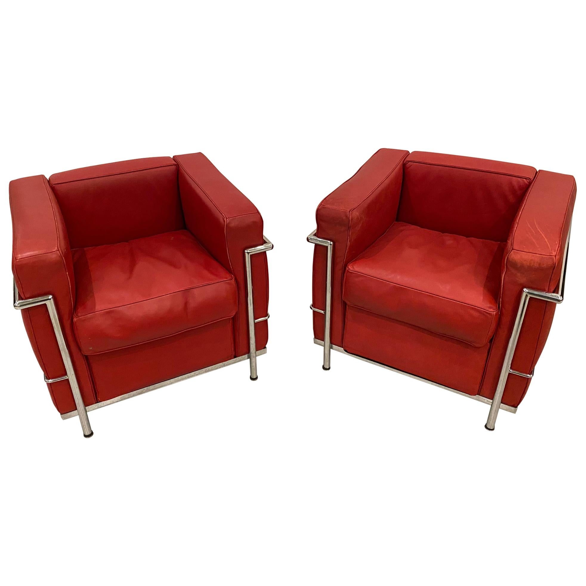 Paire de fauteuils club en chrome et cuir rouge dans le style de Le Corbusier en vente