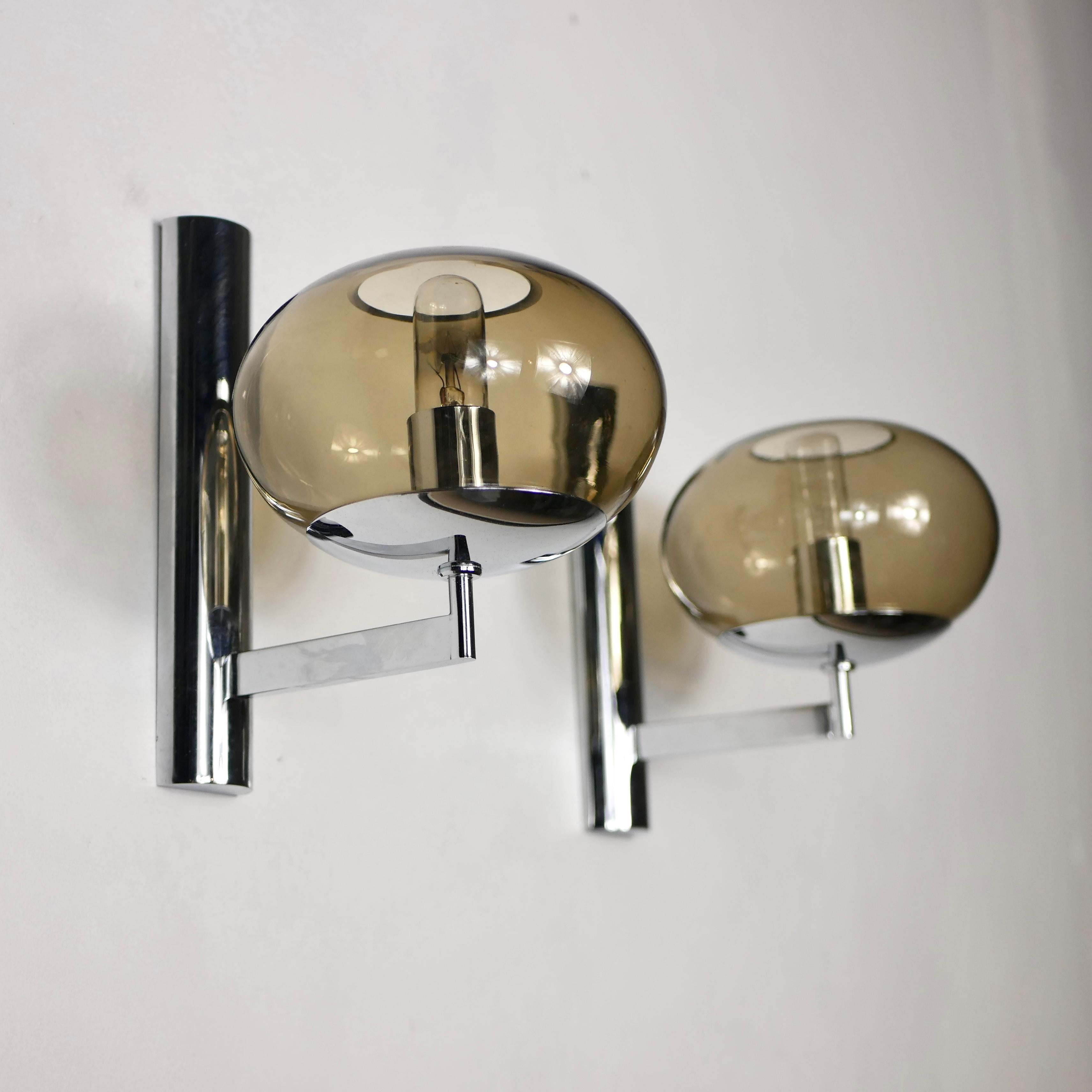 Beautiful and elegant pair of Gaetano Sciolari sconces, made in the 1960-70s by the master in Italy.
Chromed metal and smoked glass.
Very good condition.
Dimensions : H21,5, W15, D20cm
