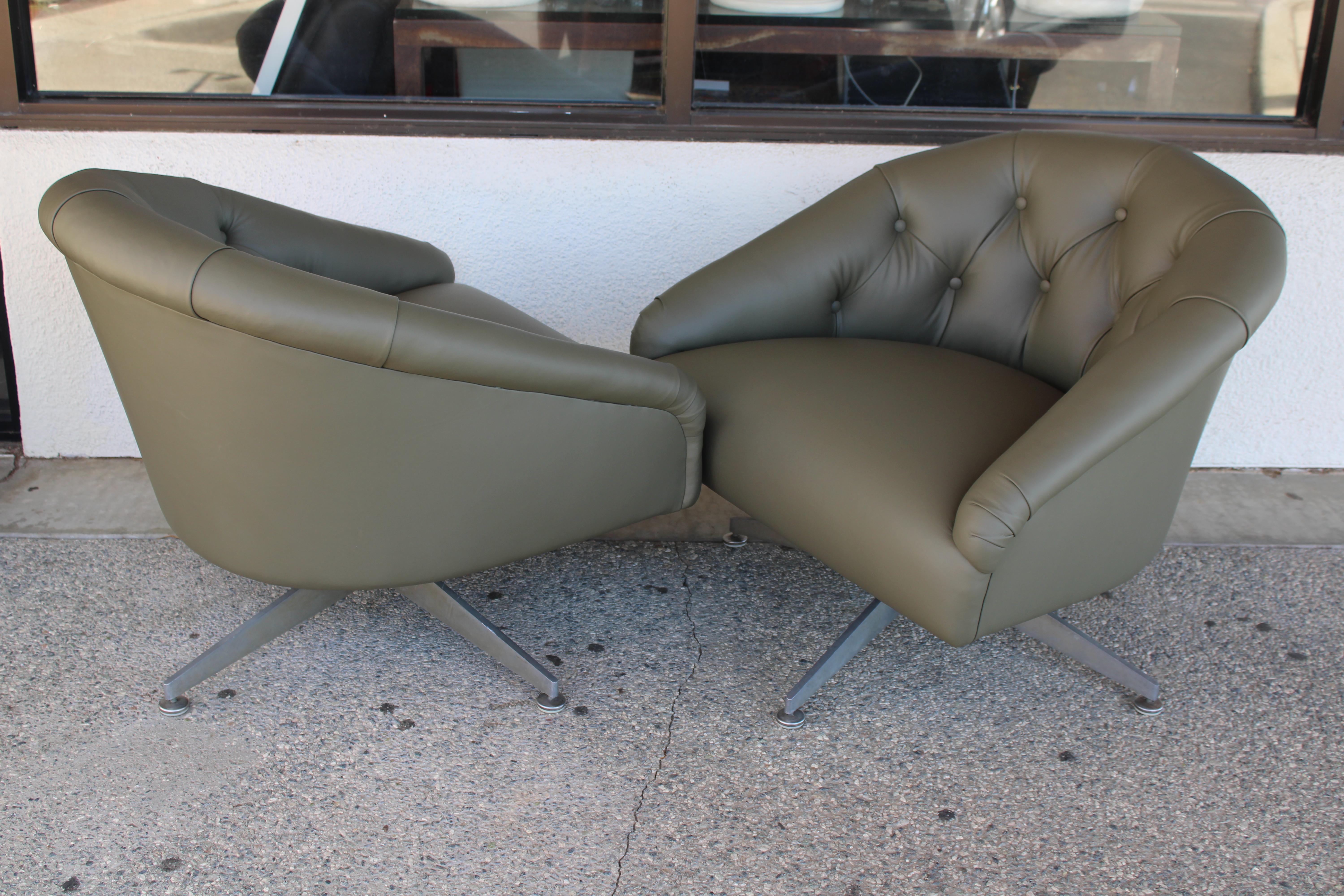 Mid-Century Modern Pair of Chrome and Tufted Leather Swivel Tub Lounge / Armchairs by Ward Bennett