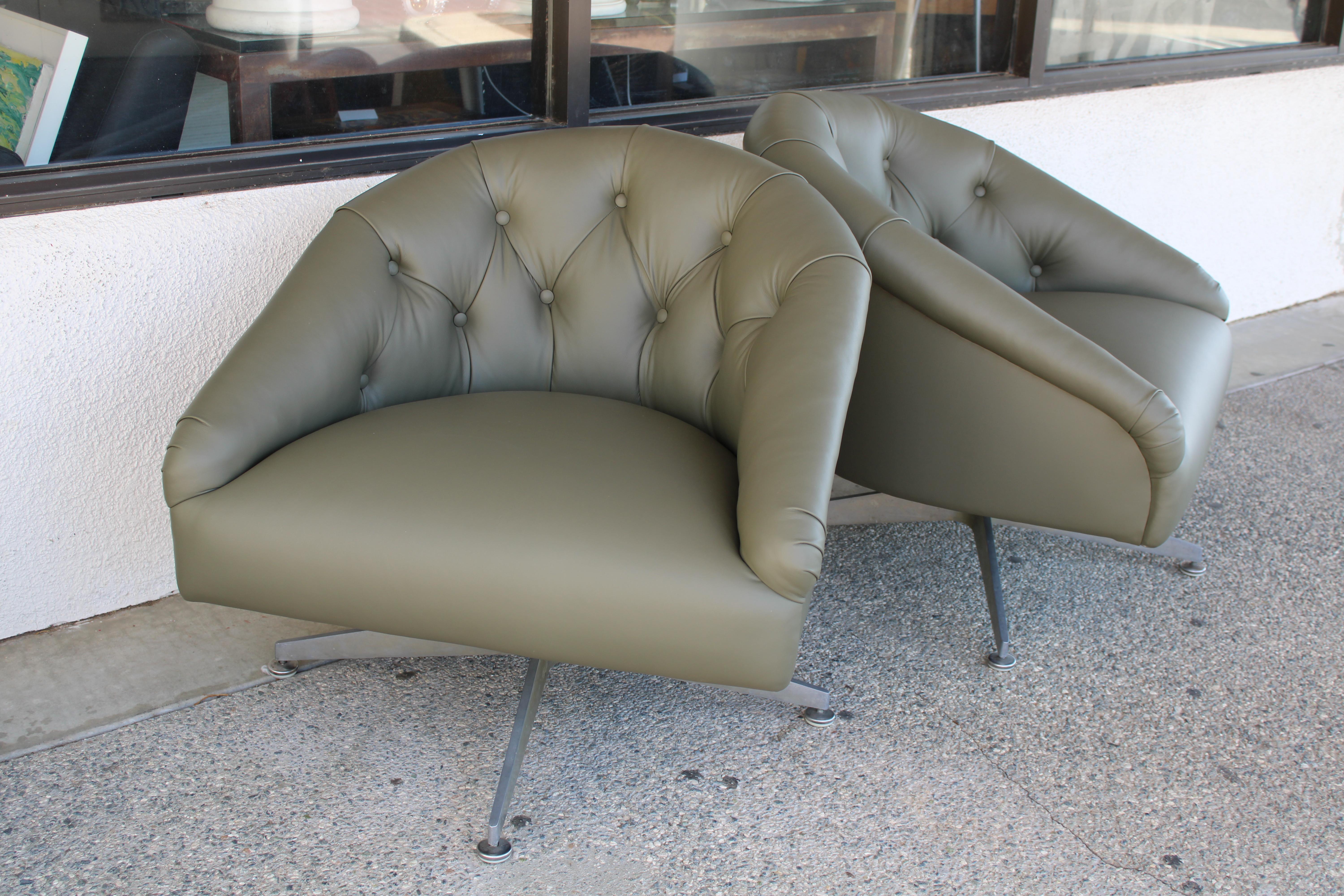 American Pair of Chrome and Tufted Leather Swivel Tub Lounge / Armchairs by Ward Bennett