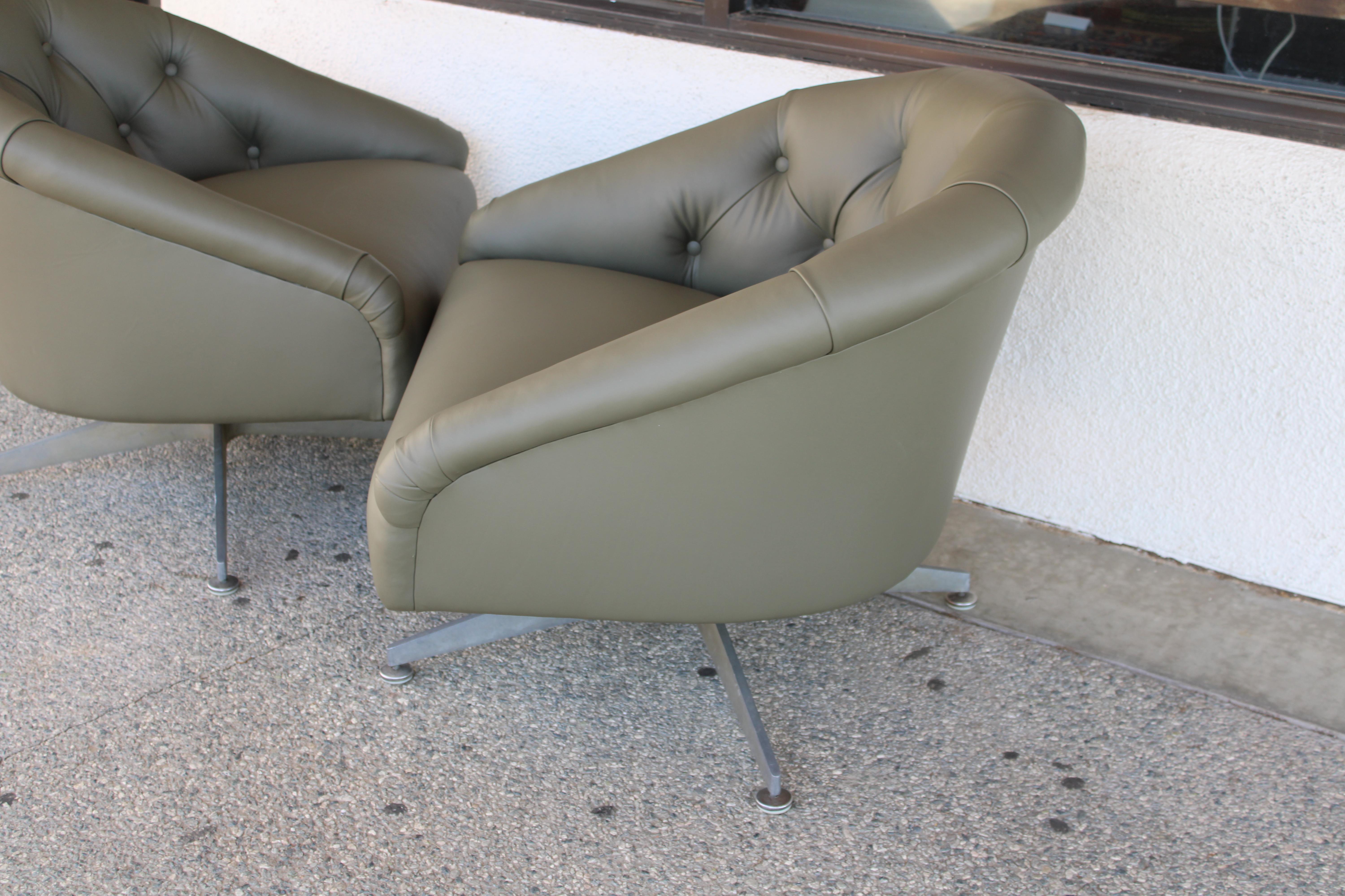 Pair of Chrome and Tufted Leather Swivel Tub Lounge / Armchairs by Ward Bennett In Good Condition In Palm Springs, CA