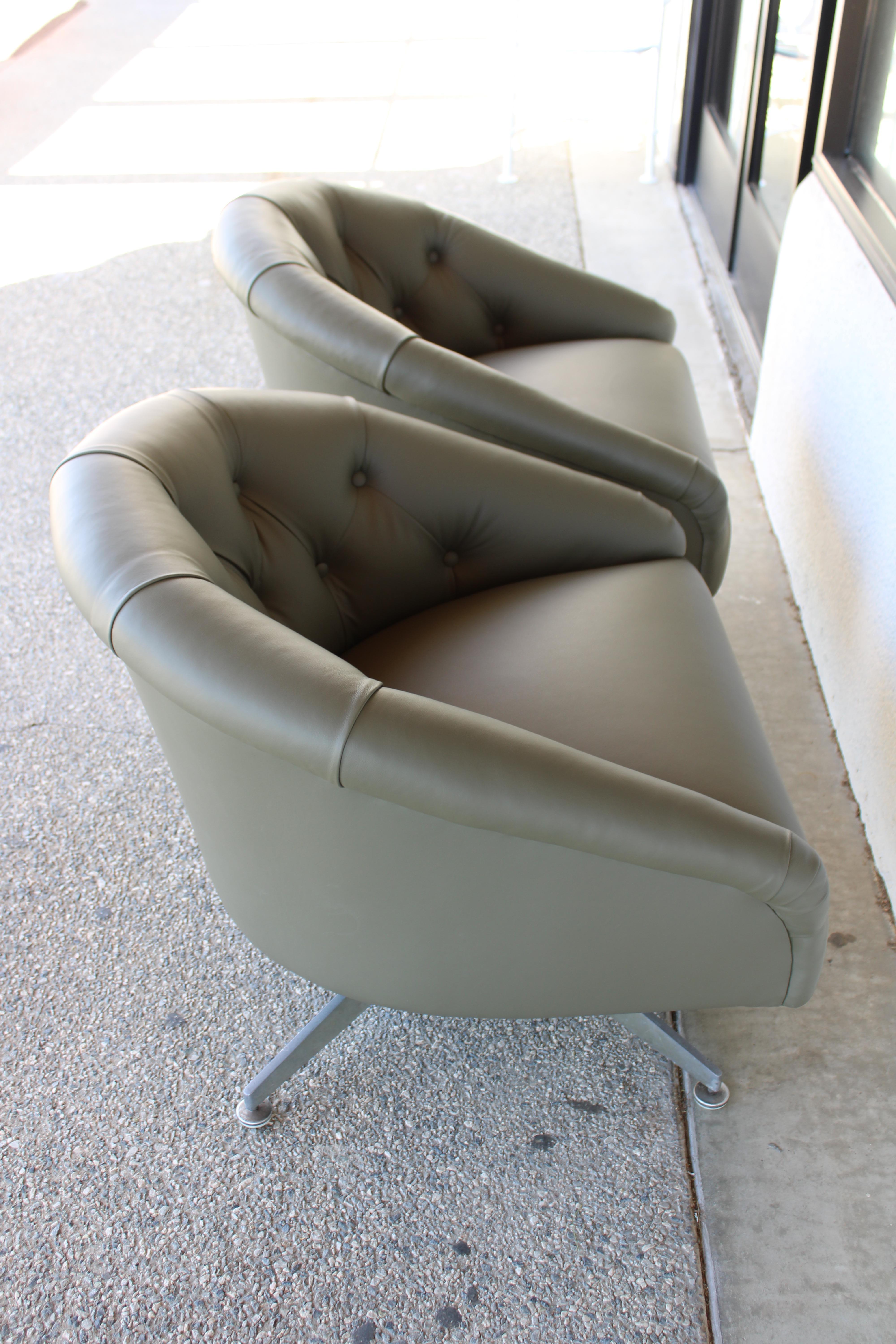 Late 20th Century Pair of Chrome and Tufted Leather Swivel Tub Lounge / Armchairs by Ward Bennett