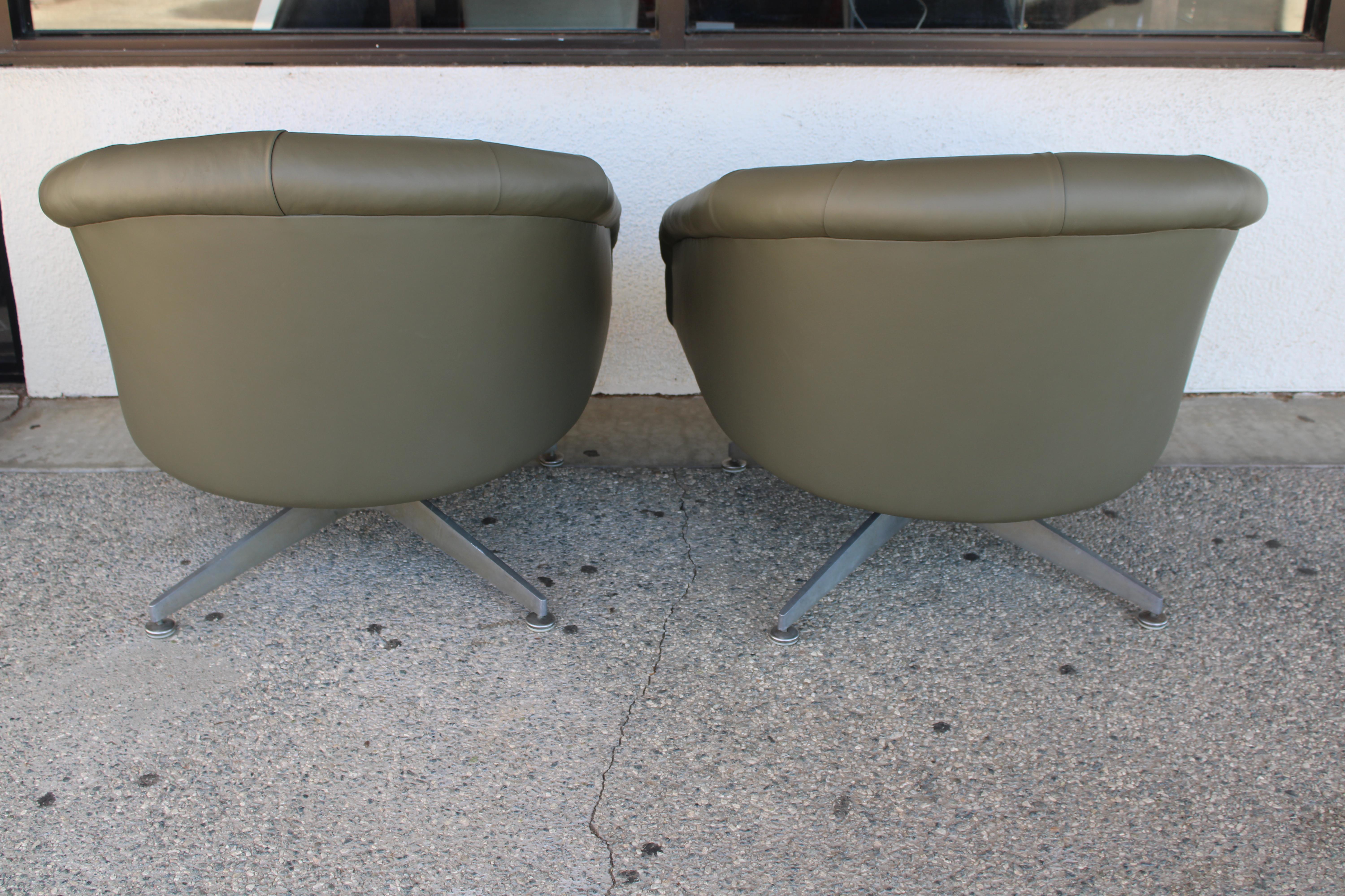 Metal Pair of Chrome and Tufted Leather Swivel Tub Lounge / Armchairs by Ward Bennett