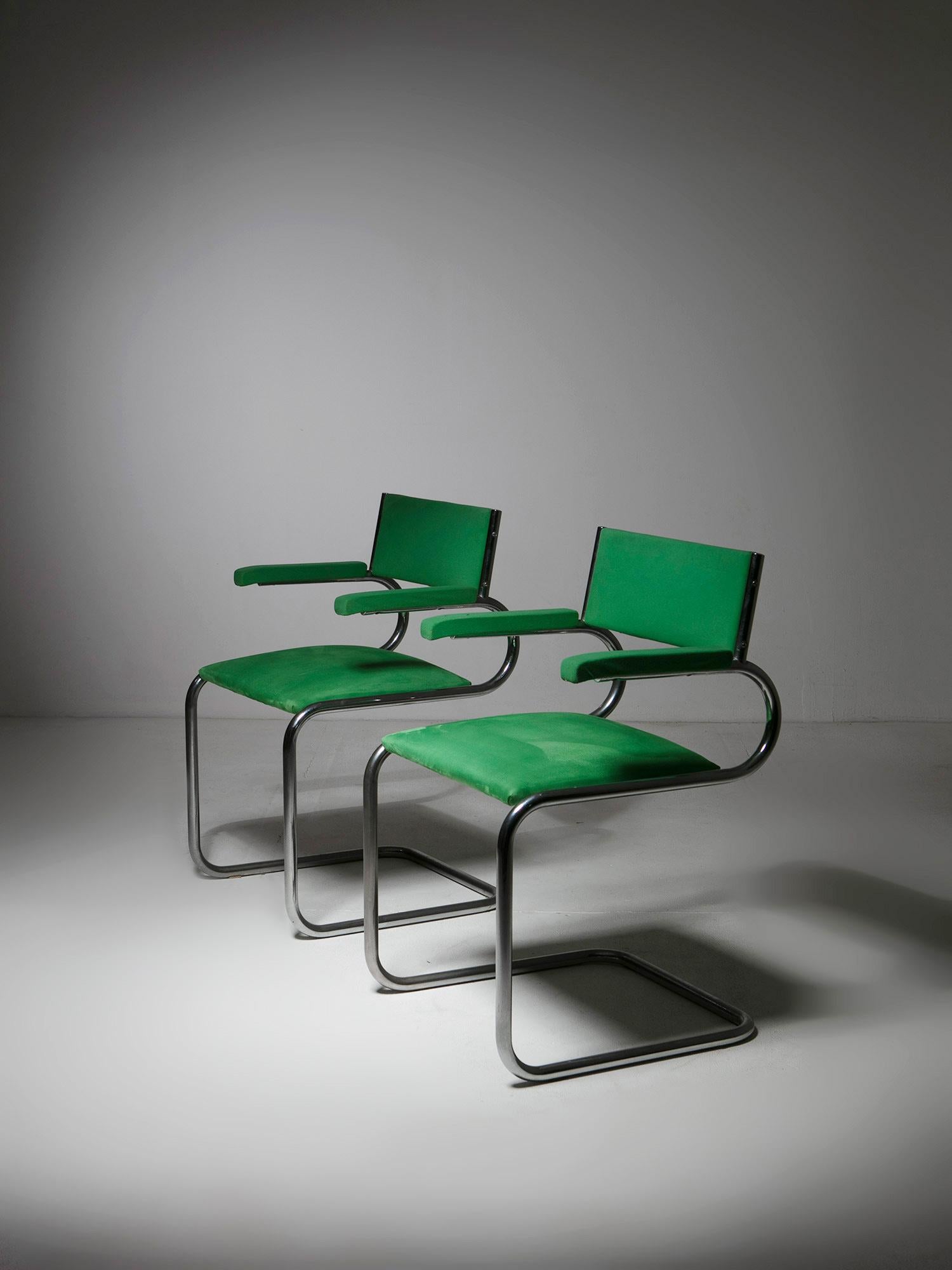 Satz von zwei Sesseln von Luigi Saccardo für Arrmet.
Mit grünem Samt bezogene Stühle mit der ikonischen Röhrenform.