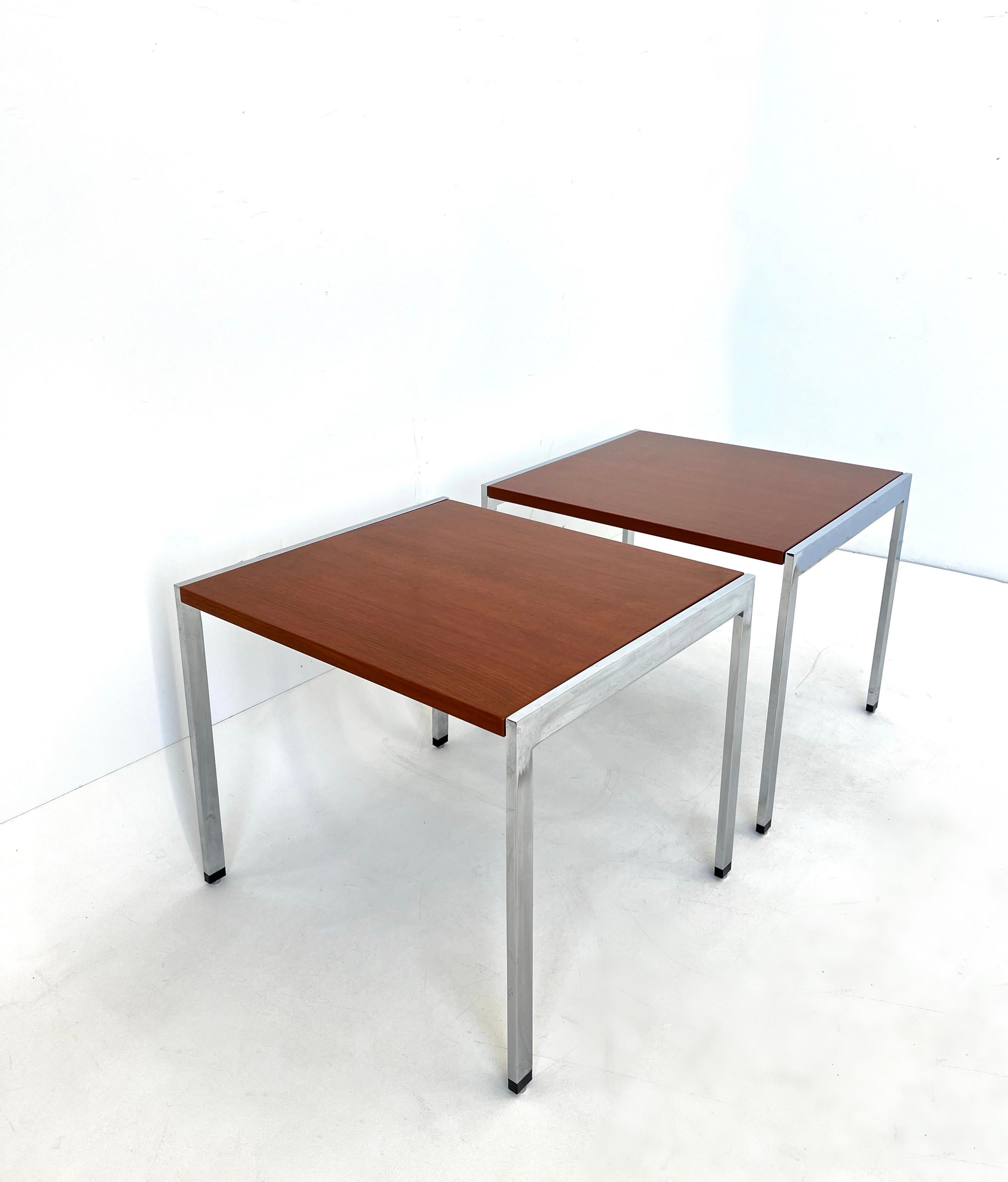 Fait main Paire de tables d'appoint en chrome et noyer par The Bennetts  en vente