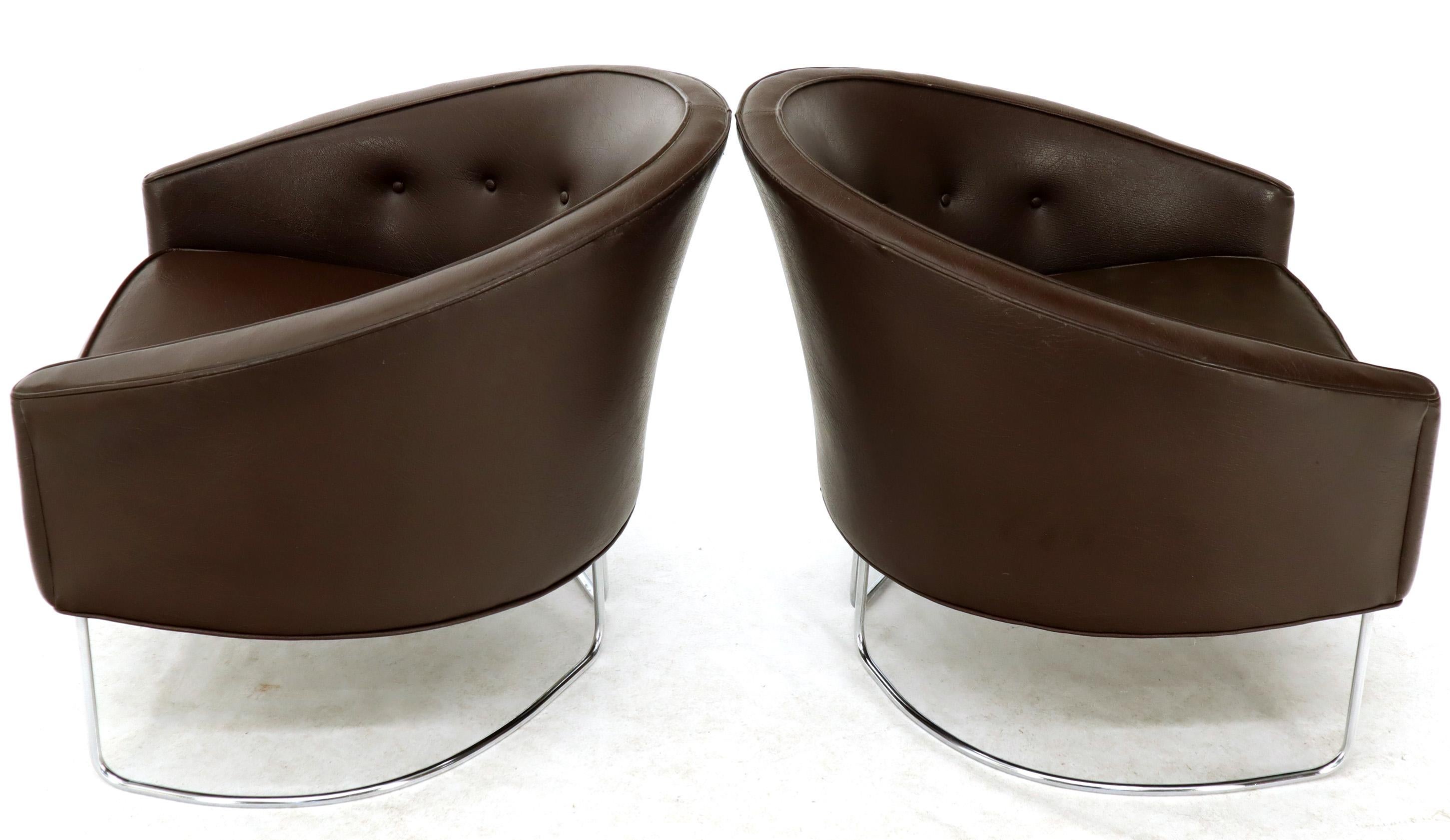 Mid-Century Modern Pair of Chrome Bases Barrel Back Tub Chairs For Sale