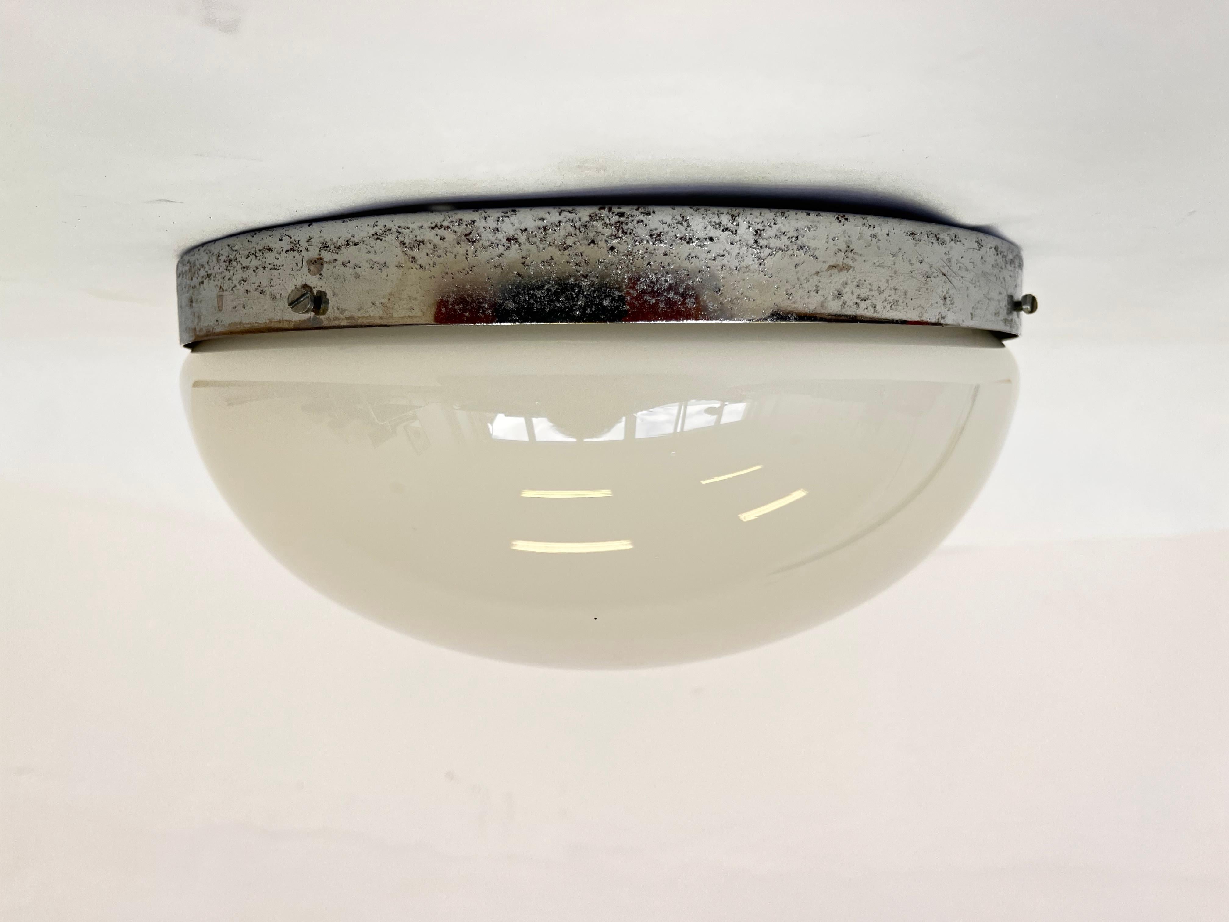 - Tschechoslowakei
- 1930s
- Neue Elektrizität
- US kompatibel
- eine Glühbirne beliebiger Wattstärke
- Patina, siehe Detailfotos
JR