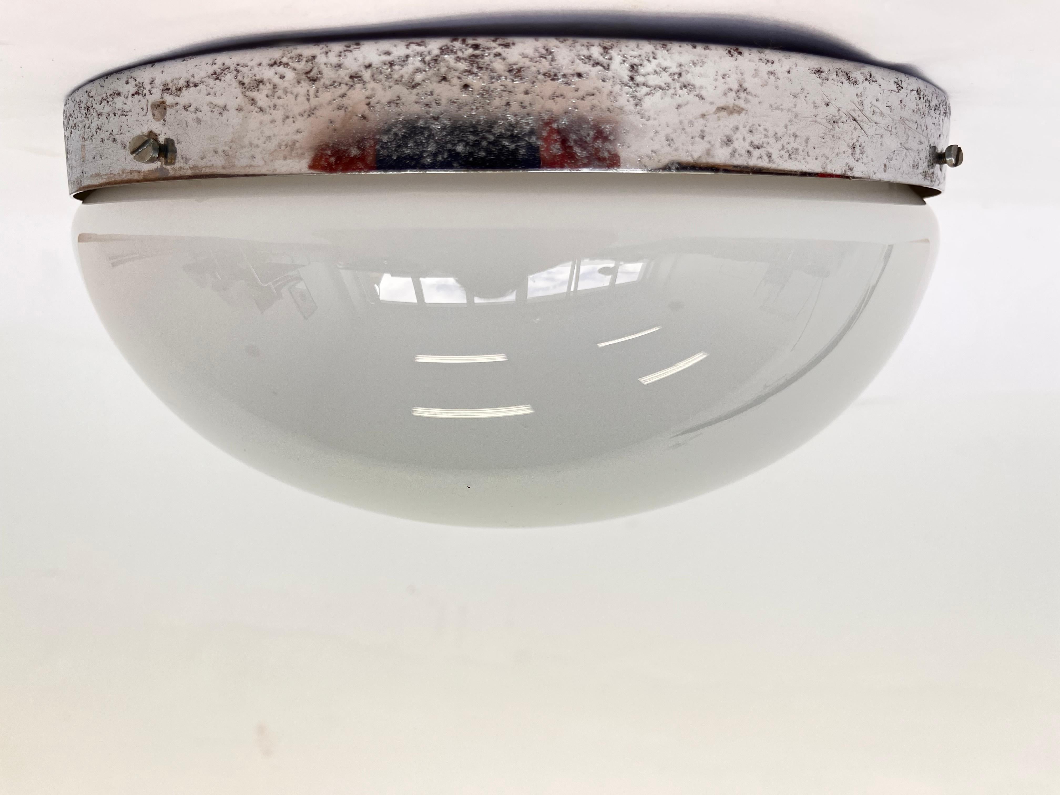 Paar verchromte Bauhaus-Decken- oder Wandleuchten, 1930er Jahre im Zustand „Relativ gut“ im Angebot in Praha, CZ