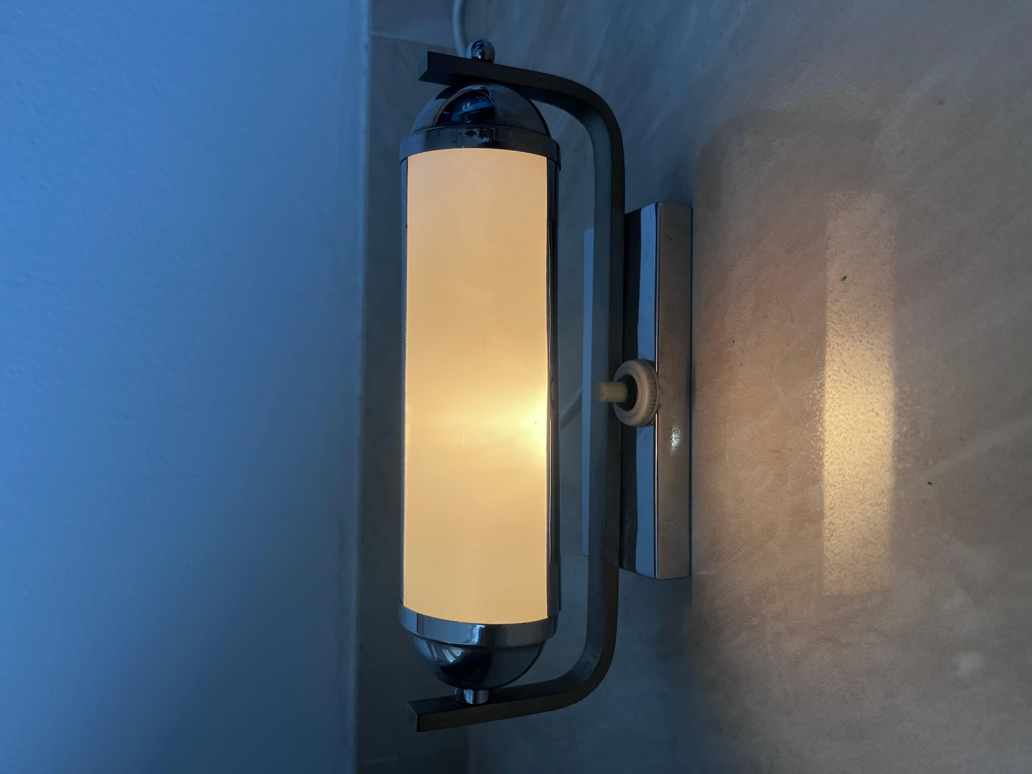 Tchèque Paire de lampes murales Bauhaus/fonctionnelles chromées avec abat-jour réglables - années 1930 en vente