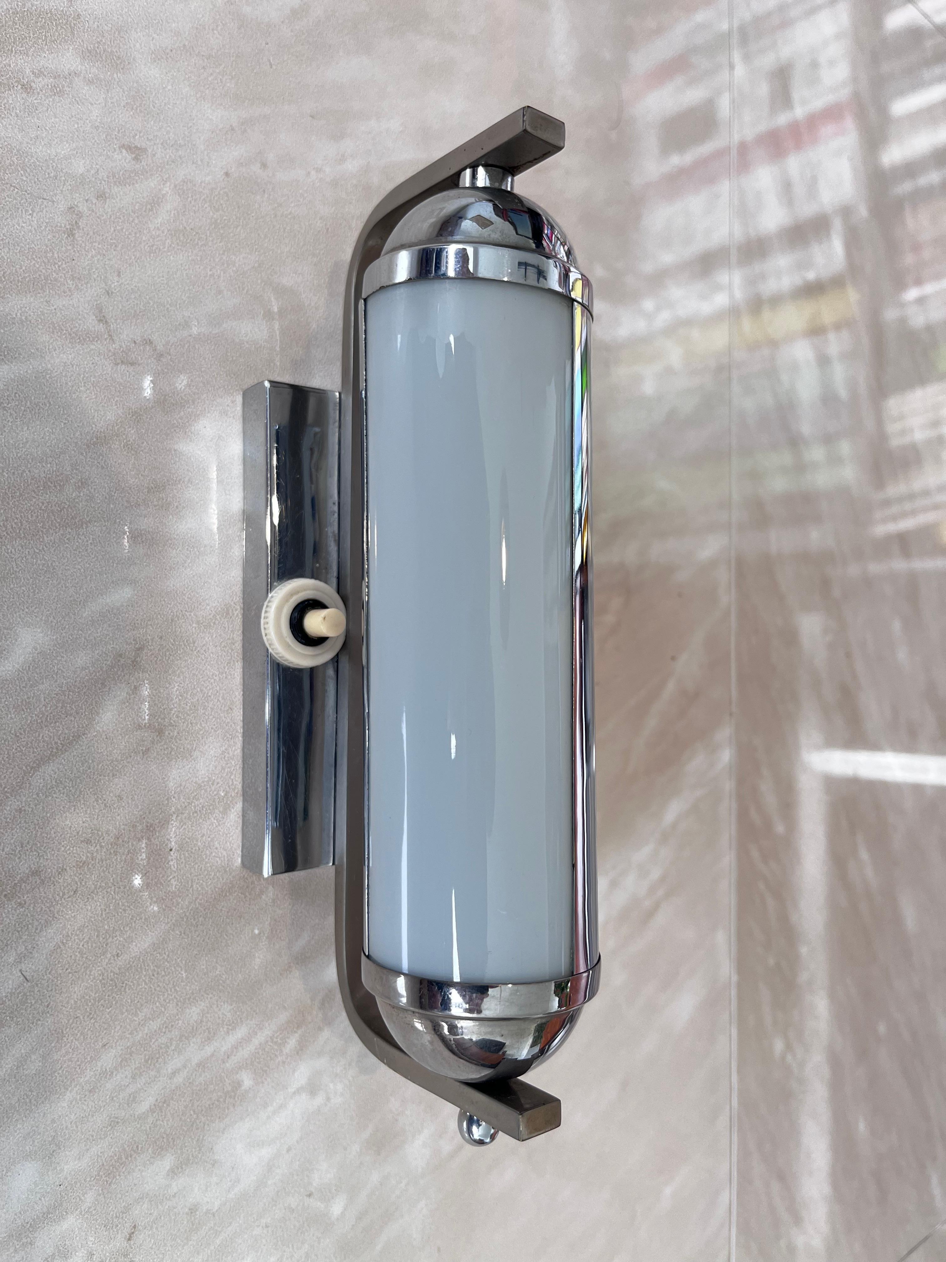 Milieu du XXe siècle Paire de lampes murales Bauhaus/fonctionnelles chromées avec abat-jour réglables - années 1930 en vente