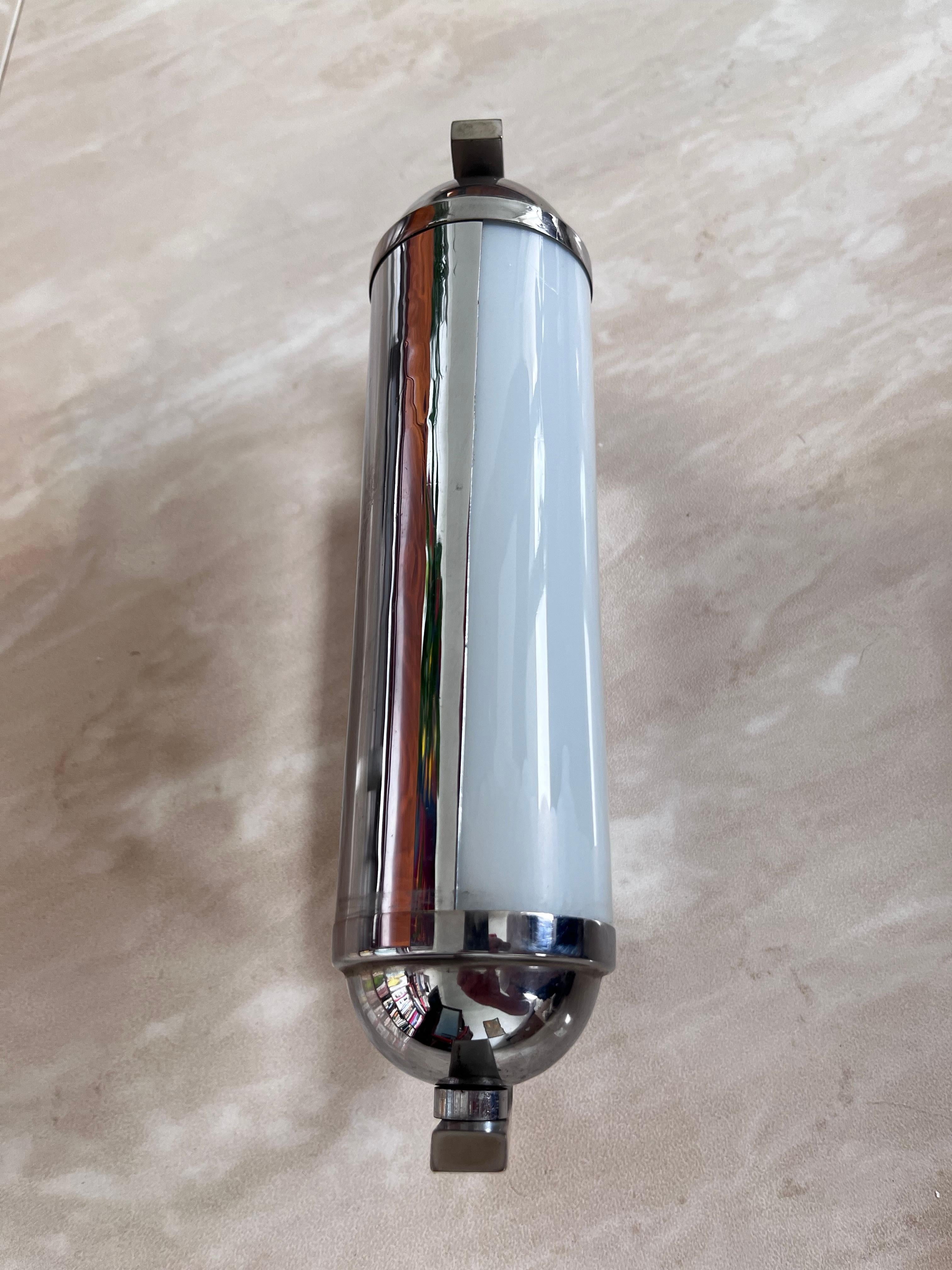 Verre dépoli Paire de lampes murales Bauhaus/fonctionnelles chromées avec abat-jour réglables - années 1930 en vente