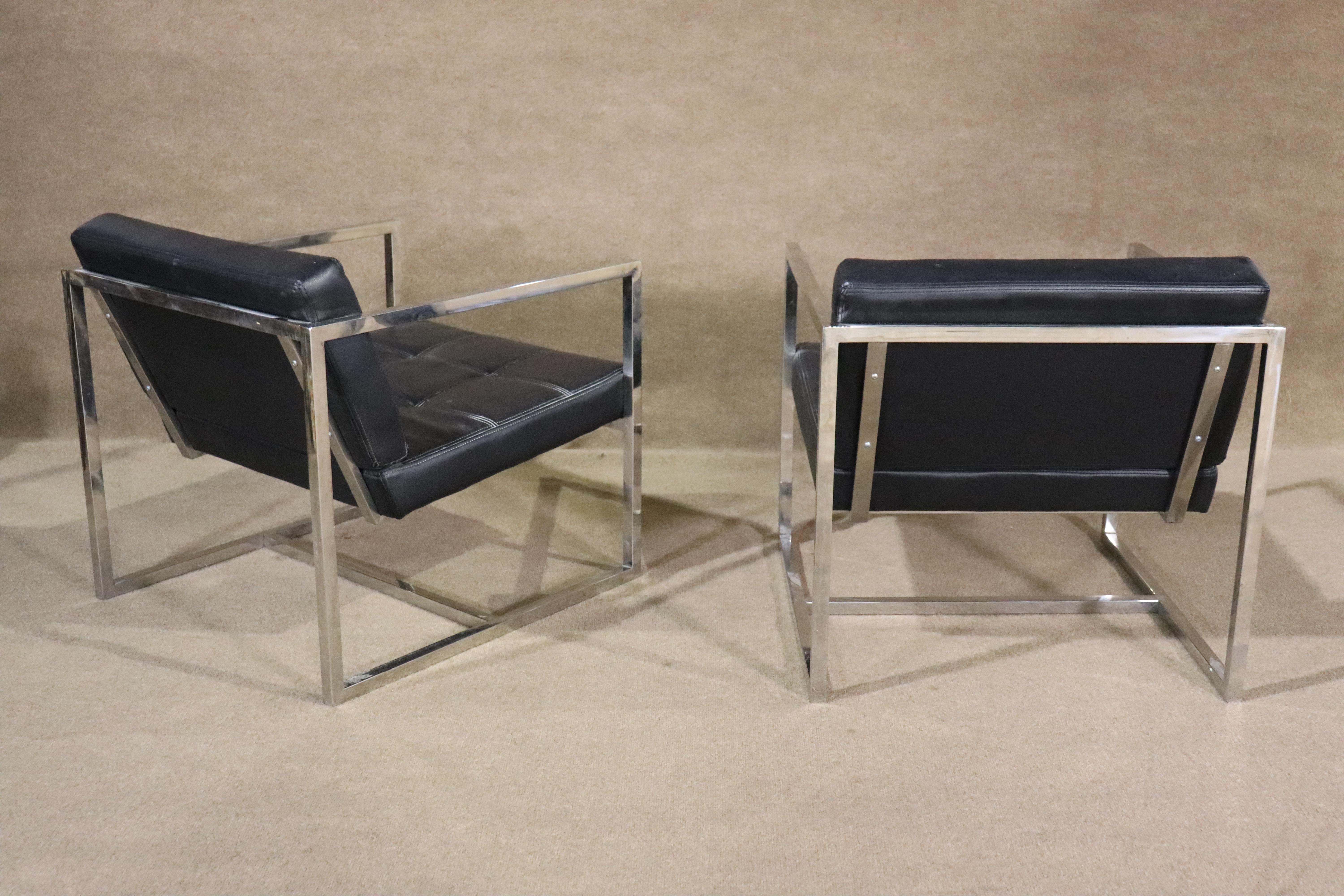Cuir Paire de chaises longues en chrome et cuir noir en vente