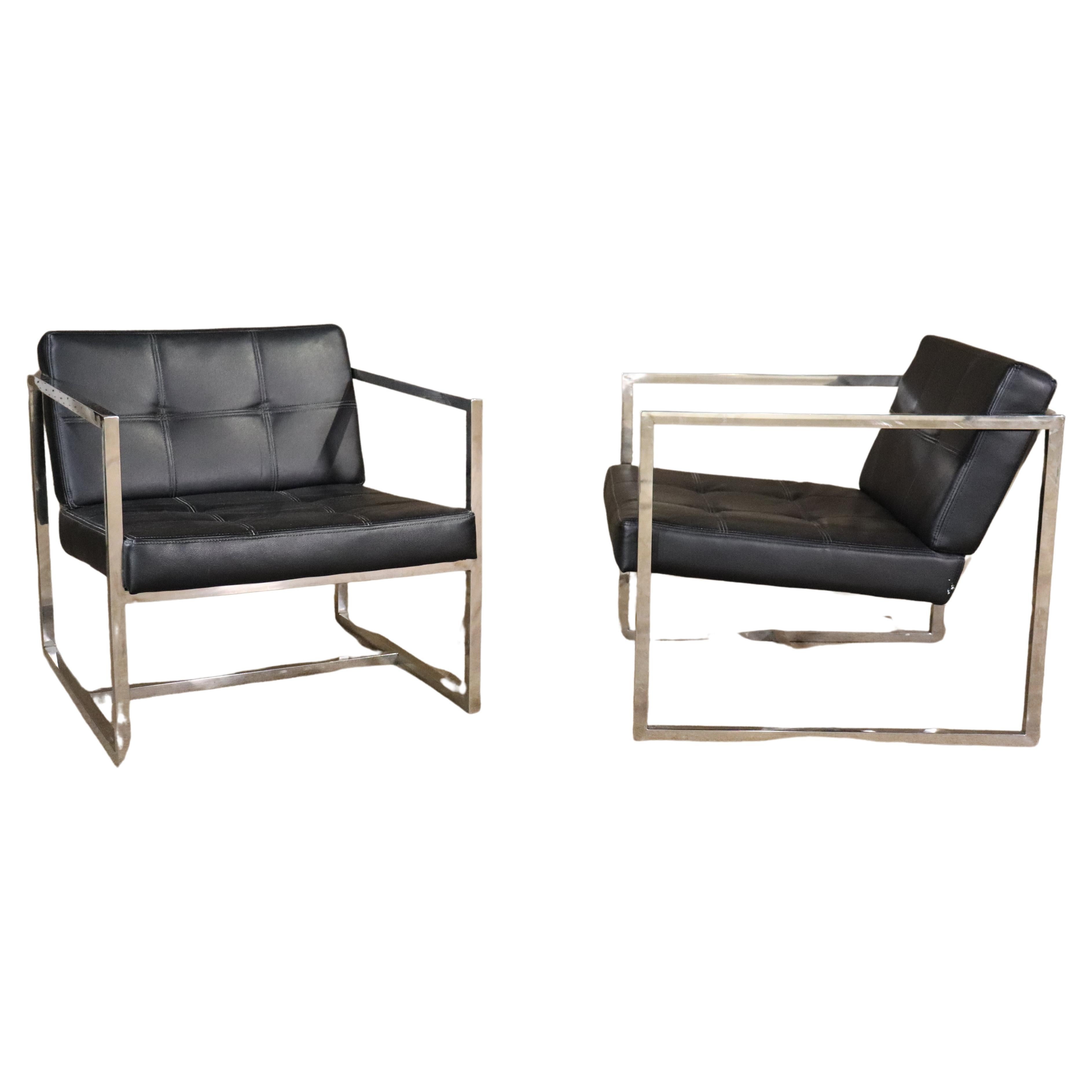 Paire de chaises longues en chrome et cuir noir en vente