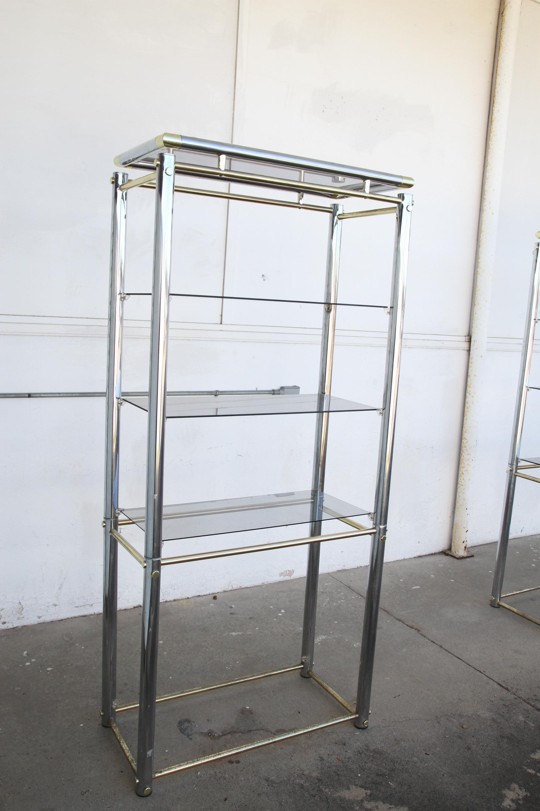 Il s'agit d'une magnifique paire d'étagères modernes. Ils sont fabriqués en chrome avec des accents en laiton. Ils sont dotés de 4 étagères en verre. Nous avons également une table basse assortie, comme le montre l'annonce.

L'annonce concerne la