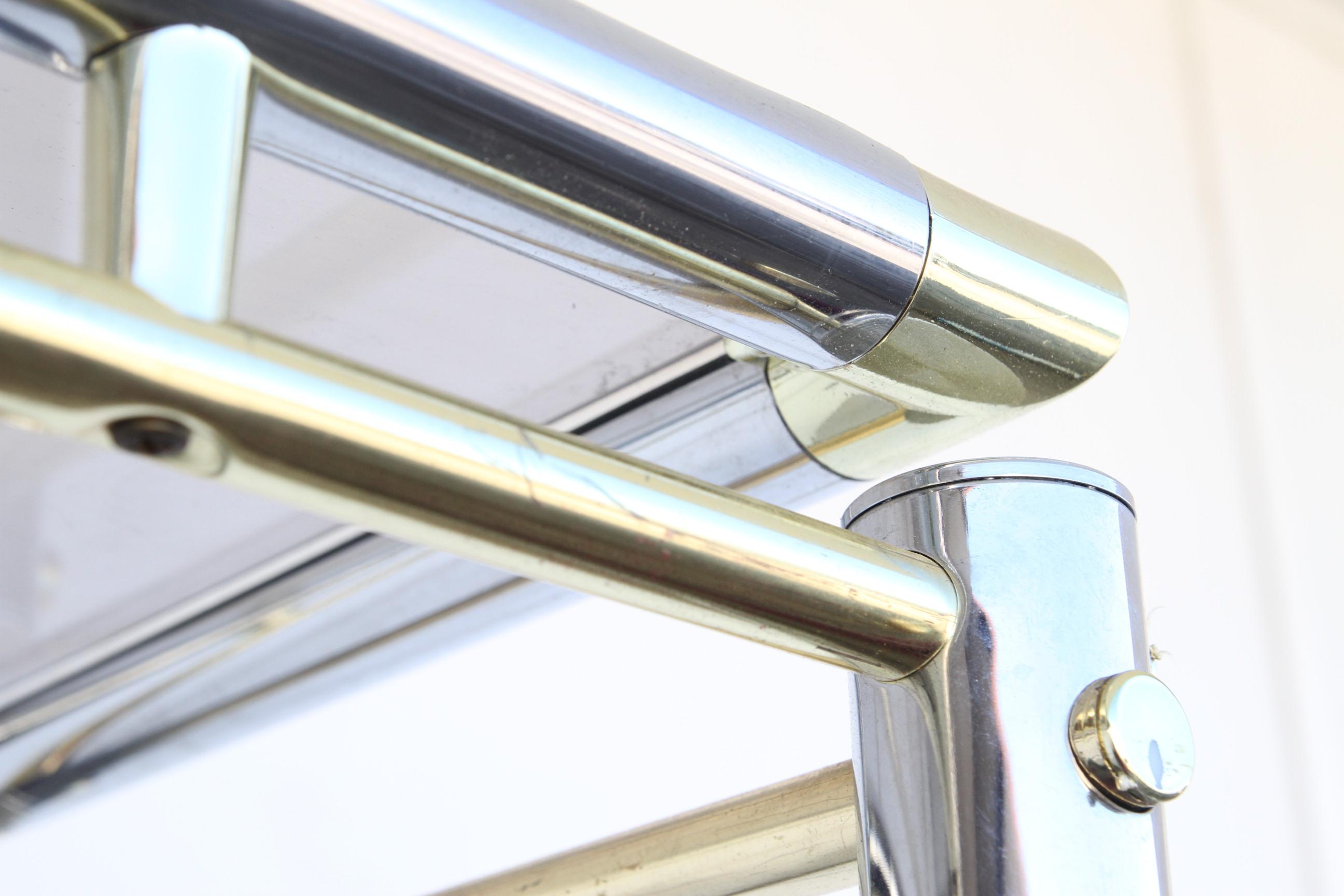 Moderne Paire d'étagères en chrome, laiton et verre en vente