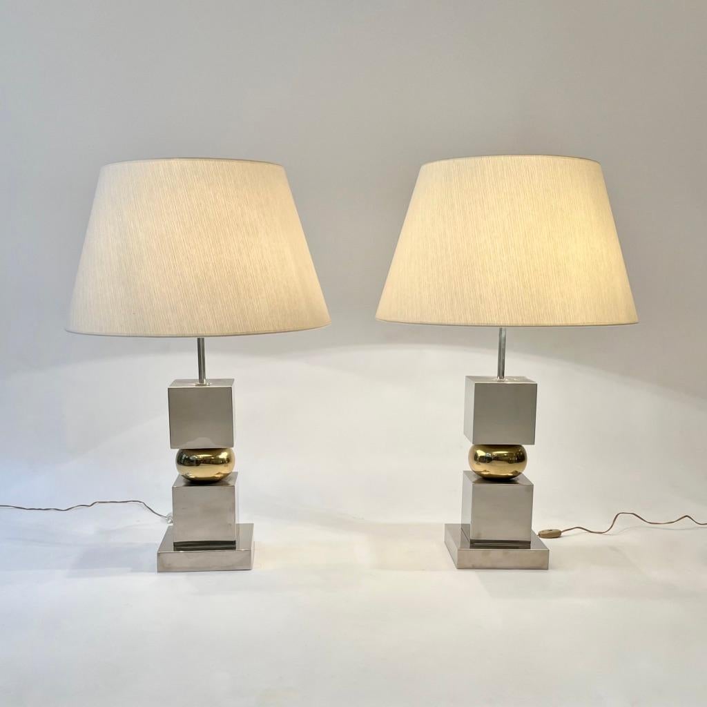 Magnifique paire de lampes de table ovales en laiton et chrome, probablement fabriquées en Italie vers les années 1970.
Nouvelles nuances de papier. Créateur inconnu.
H 77 x D 50 cm
Bon état vintage.