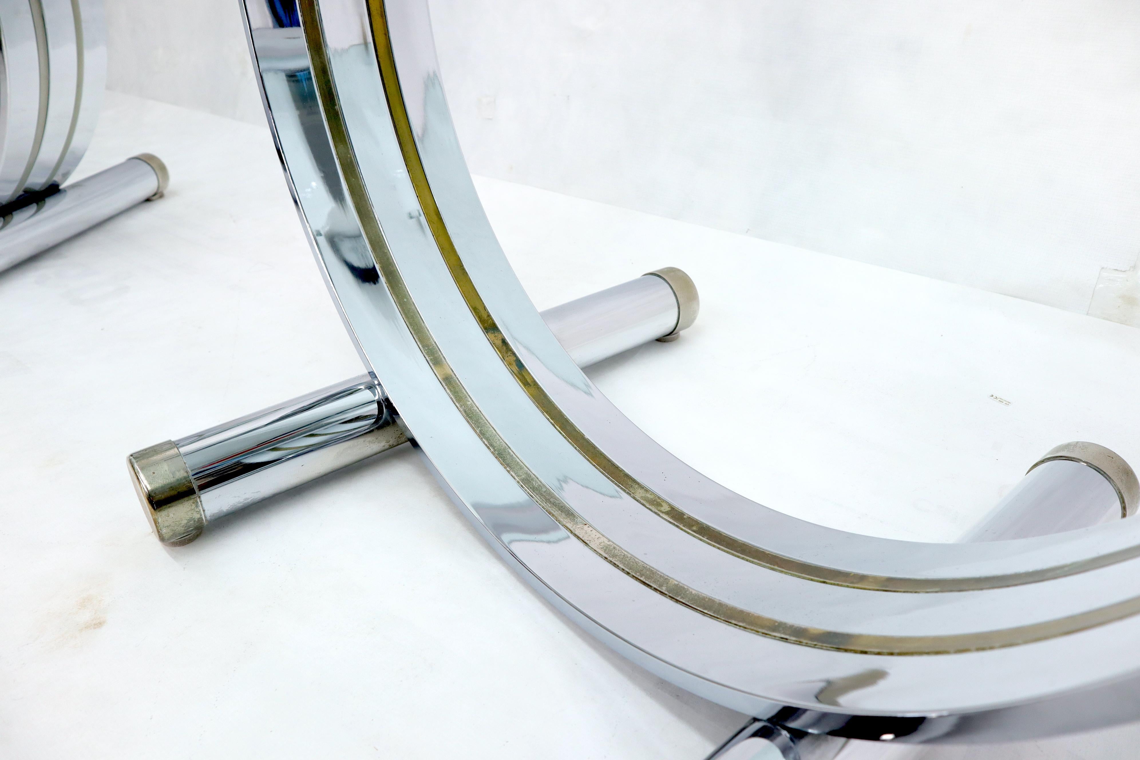 Paire de tables d'appoint en forme de U en chrome et laiton avec base en U et plateau en verre en vente 4