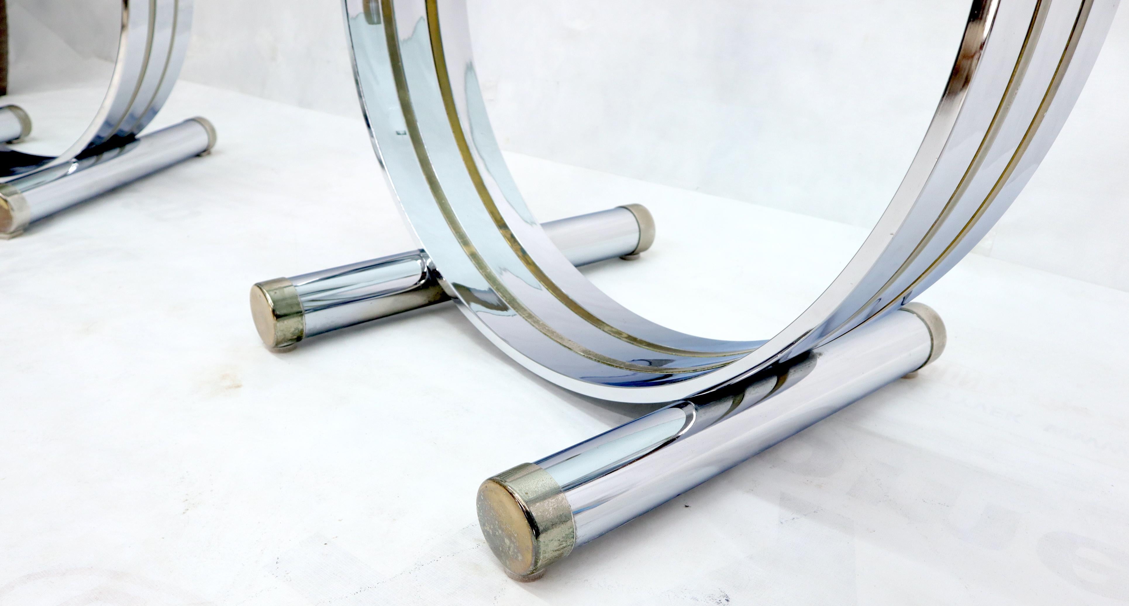 Paire de tables d'appoint en forme de U en chrome et laiton avec base en U et plateau en verre en vente 1