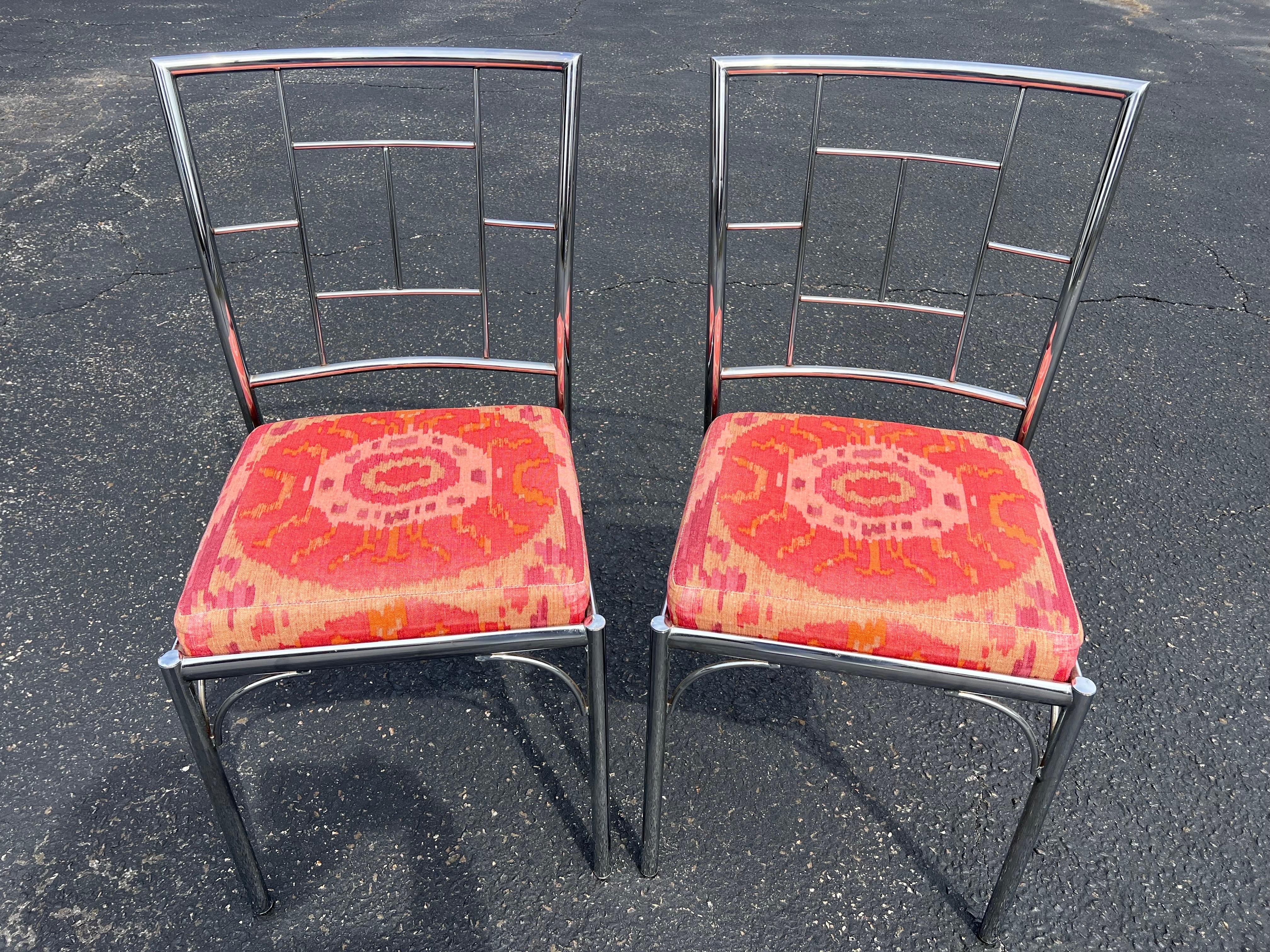 Paire de chaises Chinoiserie chromées avec sièges rembourrés. Probablement fabriqué par Design/One. Dimensions à venir. 