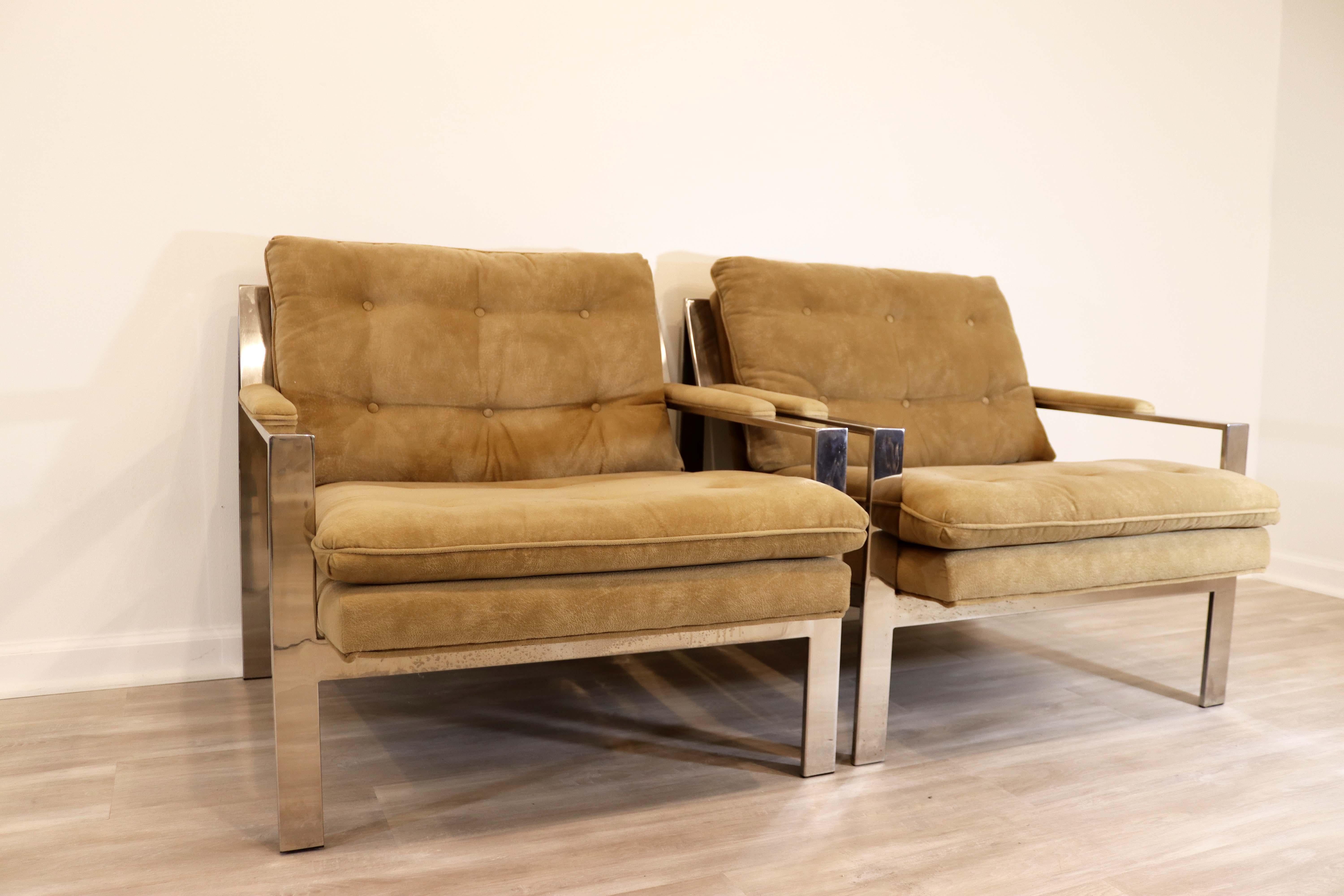 A classic, modernist design by Cy Mann from the 1970s and in the Milo Baughman style. This chair features a sculptural, heavy chrome plated flat bar frame, with soft upholstered seating area and armrests and button tufting detail. Fabric is original