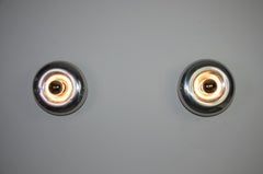 Pareja de apliques o empotrables de pared cromados en forma de disco, años 60