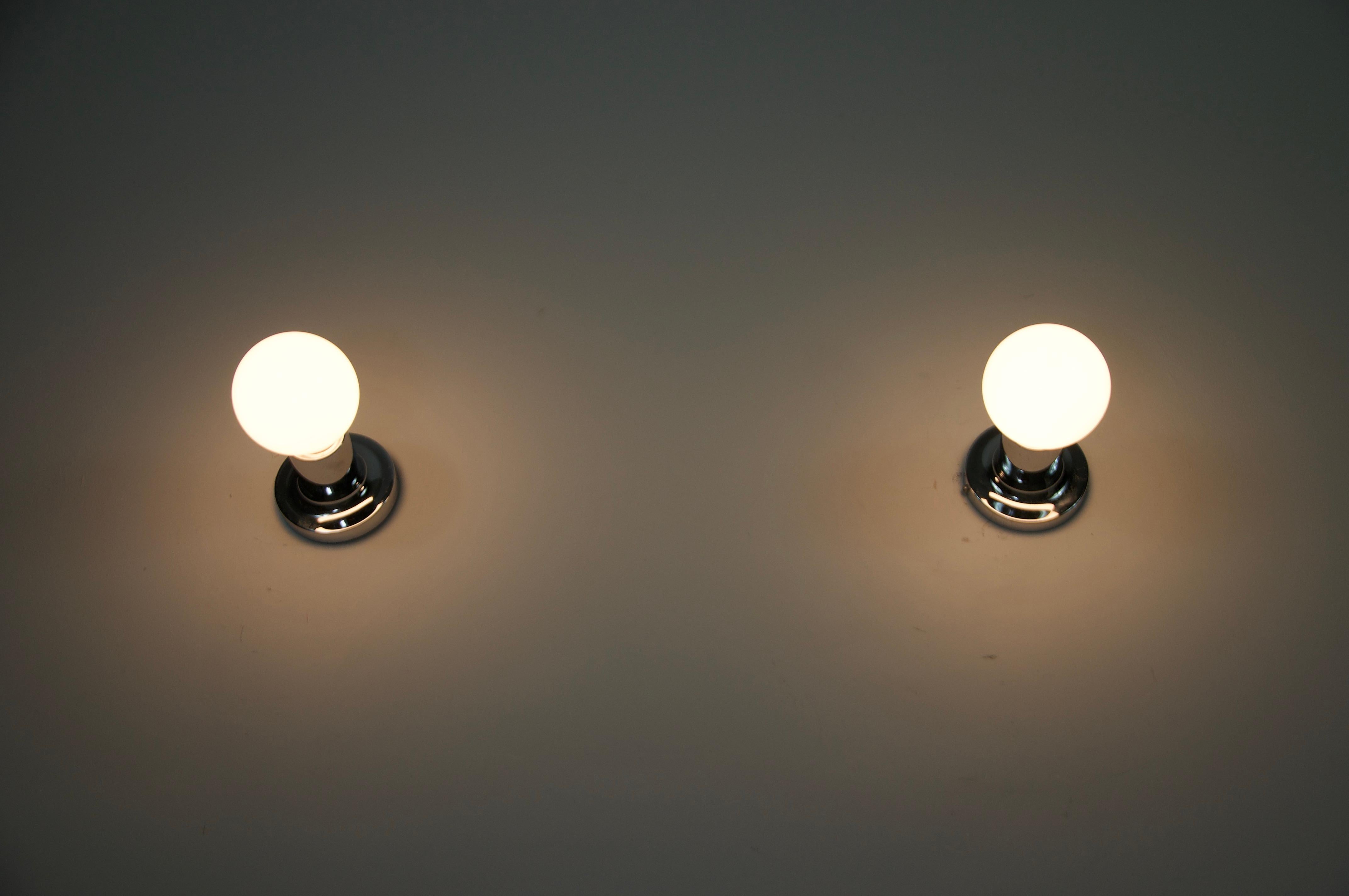Mid-Century moderno Coppia di lampade da parete a forma di disco in cromo, anni '60 in vendita