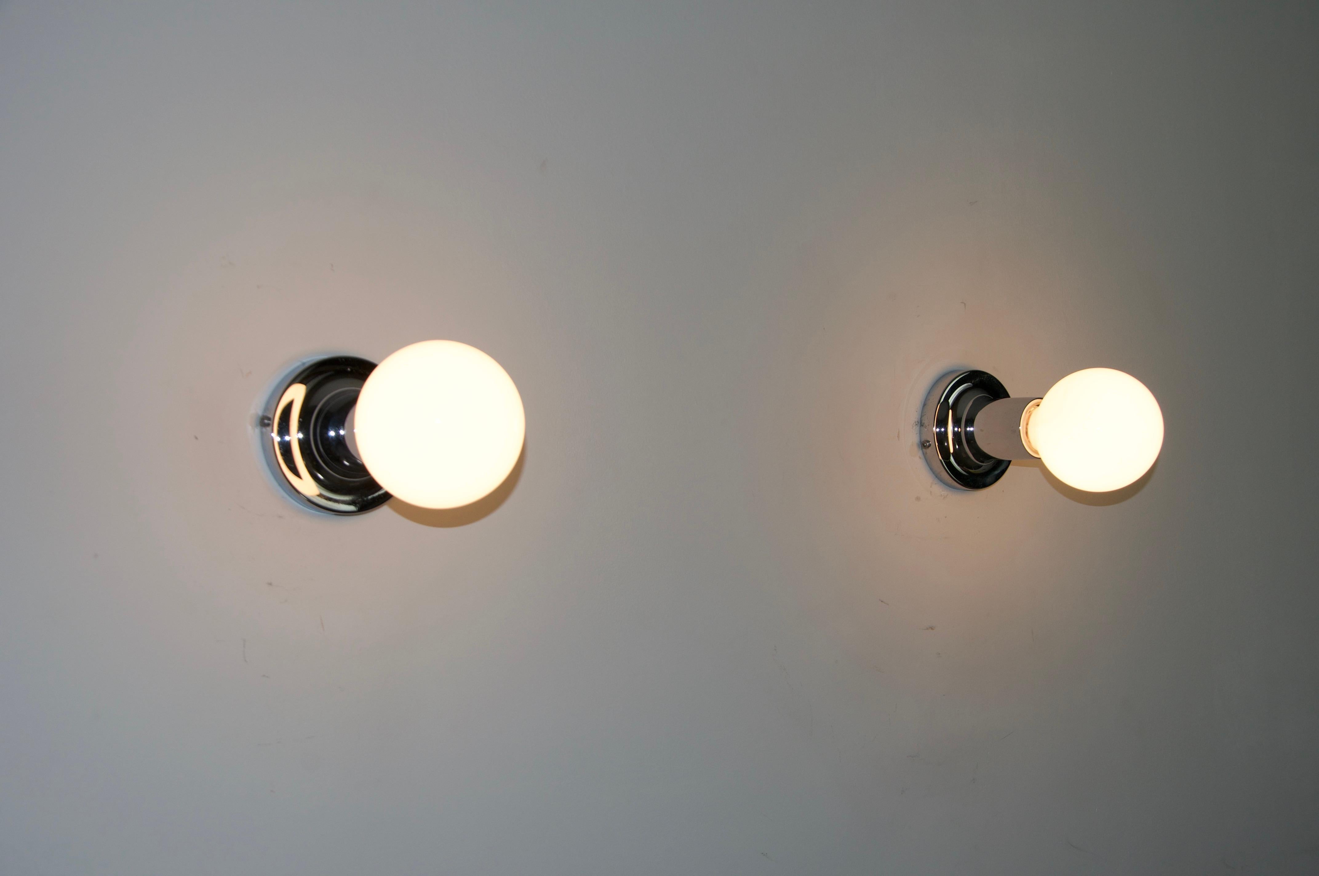 Tedesco Coppia di lampade da parete a forma di disco in cromo, anni '60 in vendita