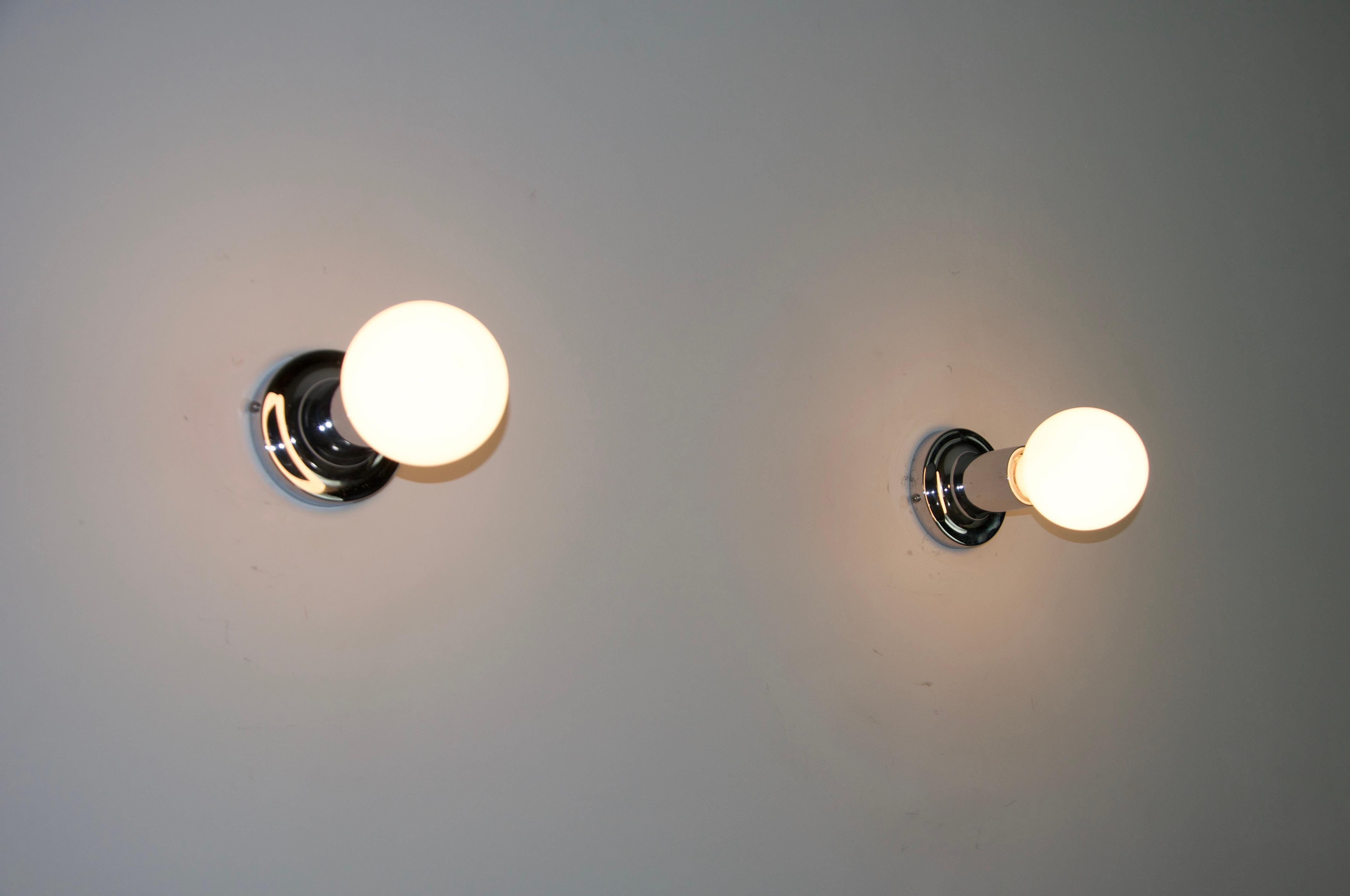 Coppia di lampade da parete a forma di disco in cromo, anni '60 In condizioni buone in vendita a Hagenbach, DE