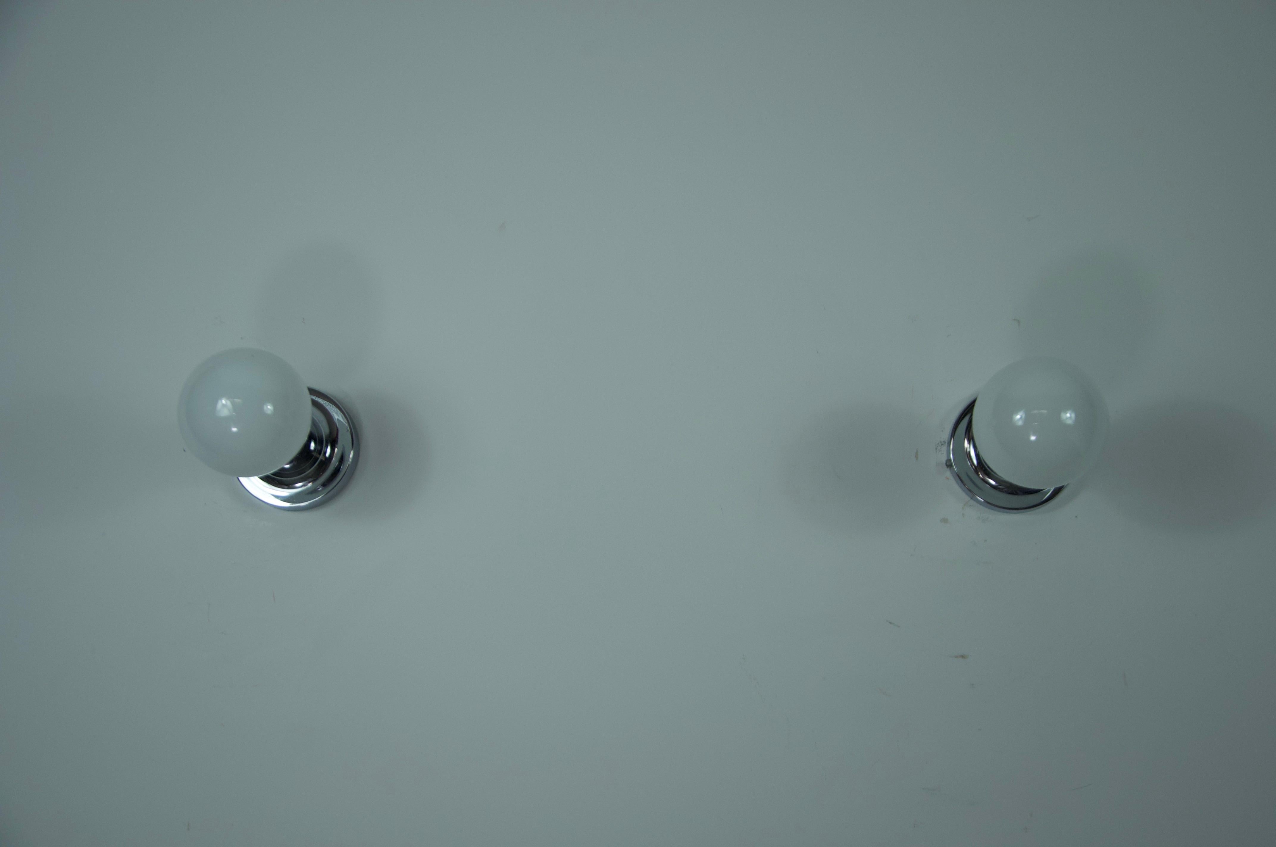 Metà XX secolo Coppia di lampade da parete a forma di disco in cromo, anni '60 in vendita