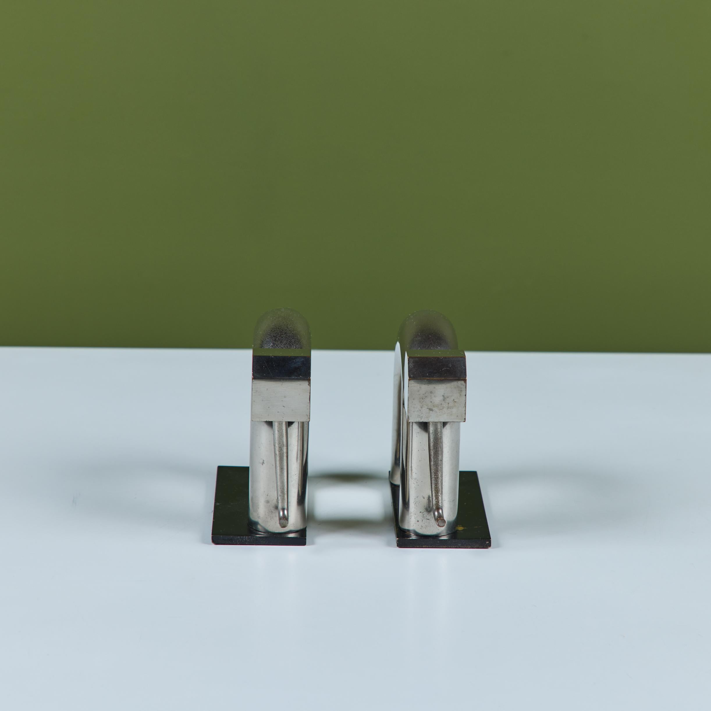 Pair of Chrome Elephant Bookends by Walter von Nessen for Chase USA In condizioni buone in vendita a Los Angeles, CA
