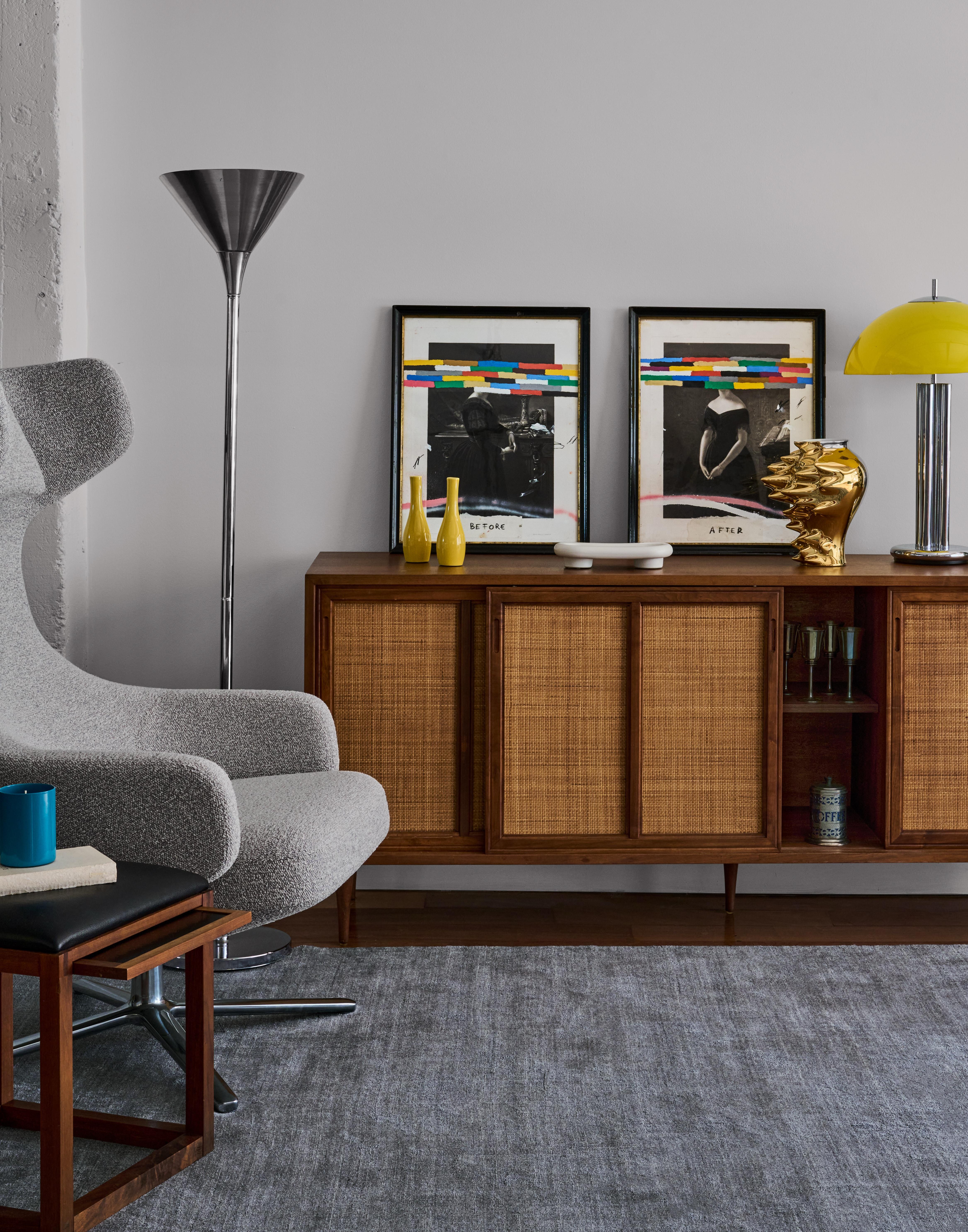 Eleva il tuo spazio con queste splendide lampade da terra dal raffinato design Art Deco. Questi sofisticati pezzi sono alti circa 5 metri e presentano una straordinaria finitura cromata lucida che cattura e riflette la luce in tutta la stanza.

La