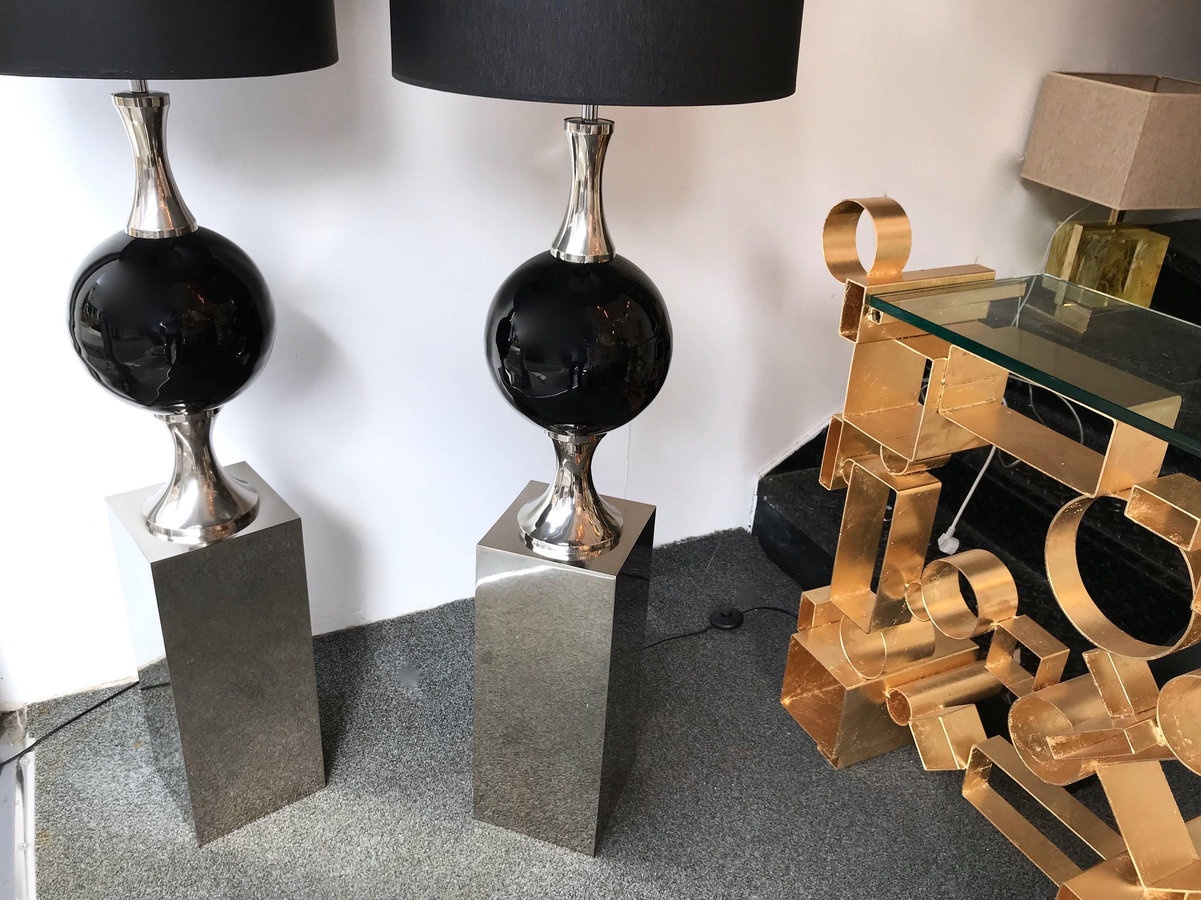 Pair of metal chrome floor lamps by Maison Barbier, rare version with black lacquered sphere, slightly in a nice neoclassical style. Famous manufacture like Maison Jansen, Bagues, Charles, Hollywood Regency, Sciolari, Reggiani, Maison Rougier.