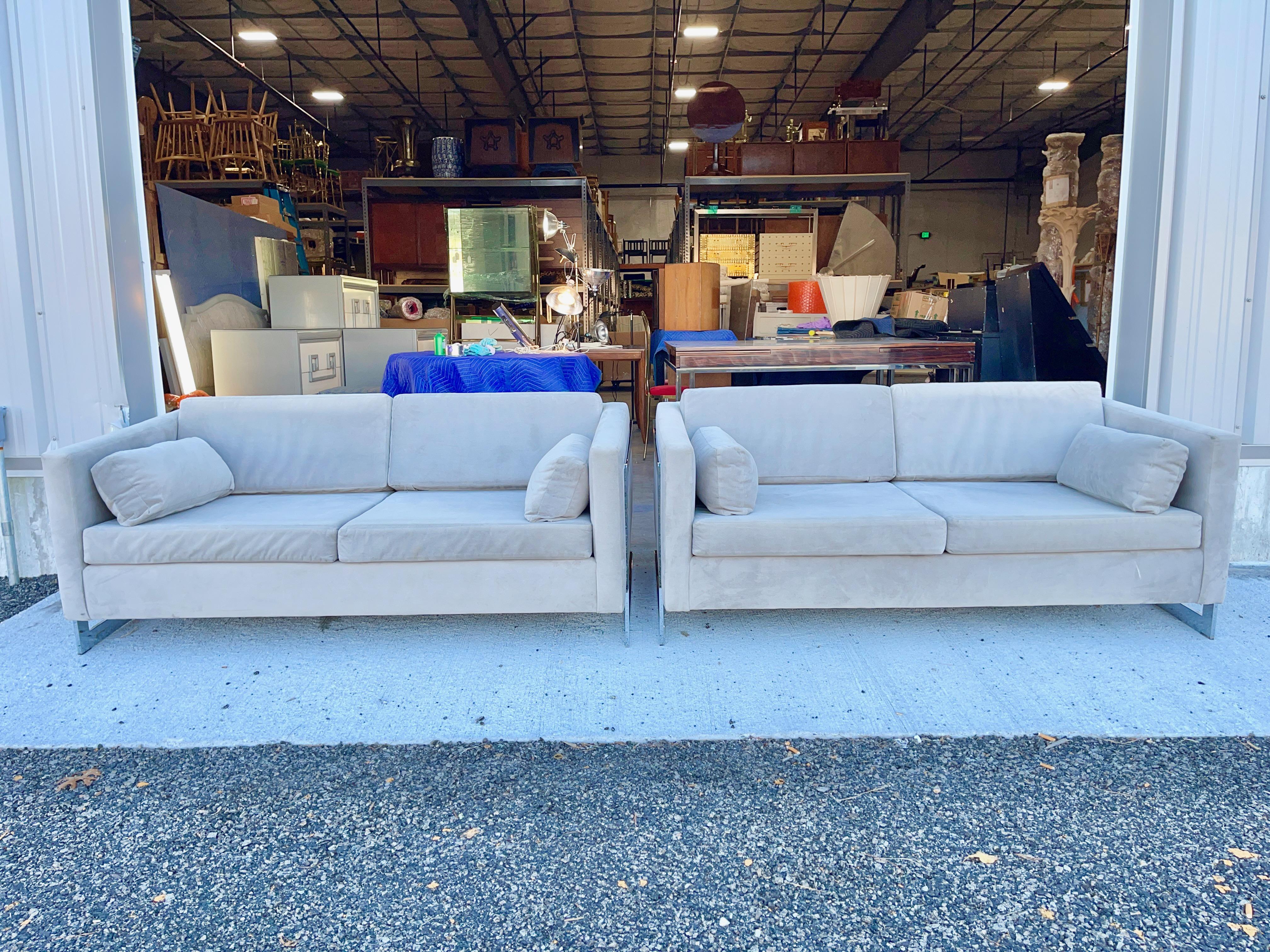 Mid-Century moderno Coppia di divani in velluto grigio con cornice cromata in stile Milo Baughman in vendita