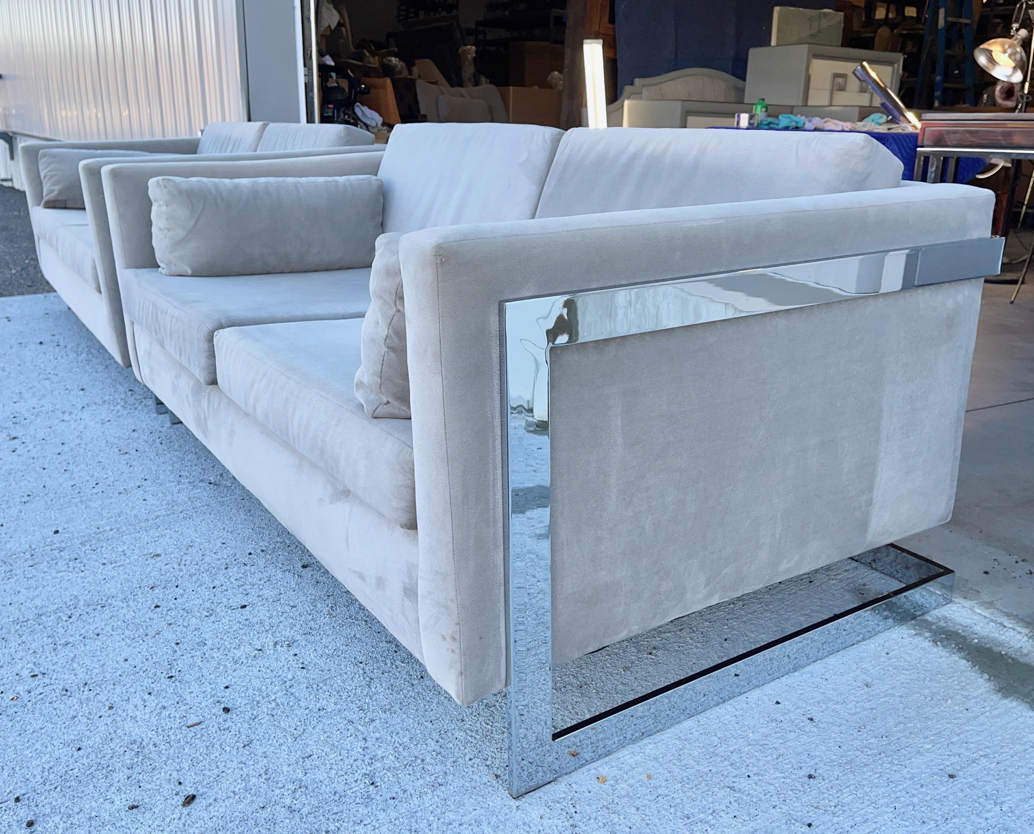 Paire de Loveseats en velours gris avec cadre chromé de style Milo Baughman en vente 1