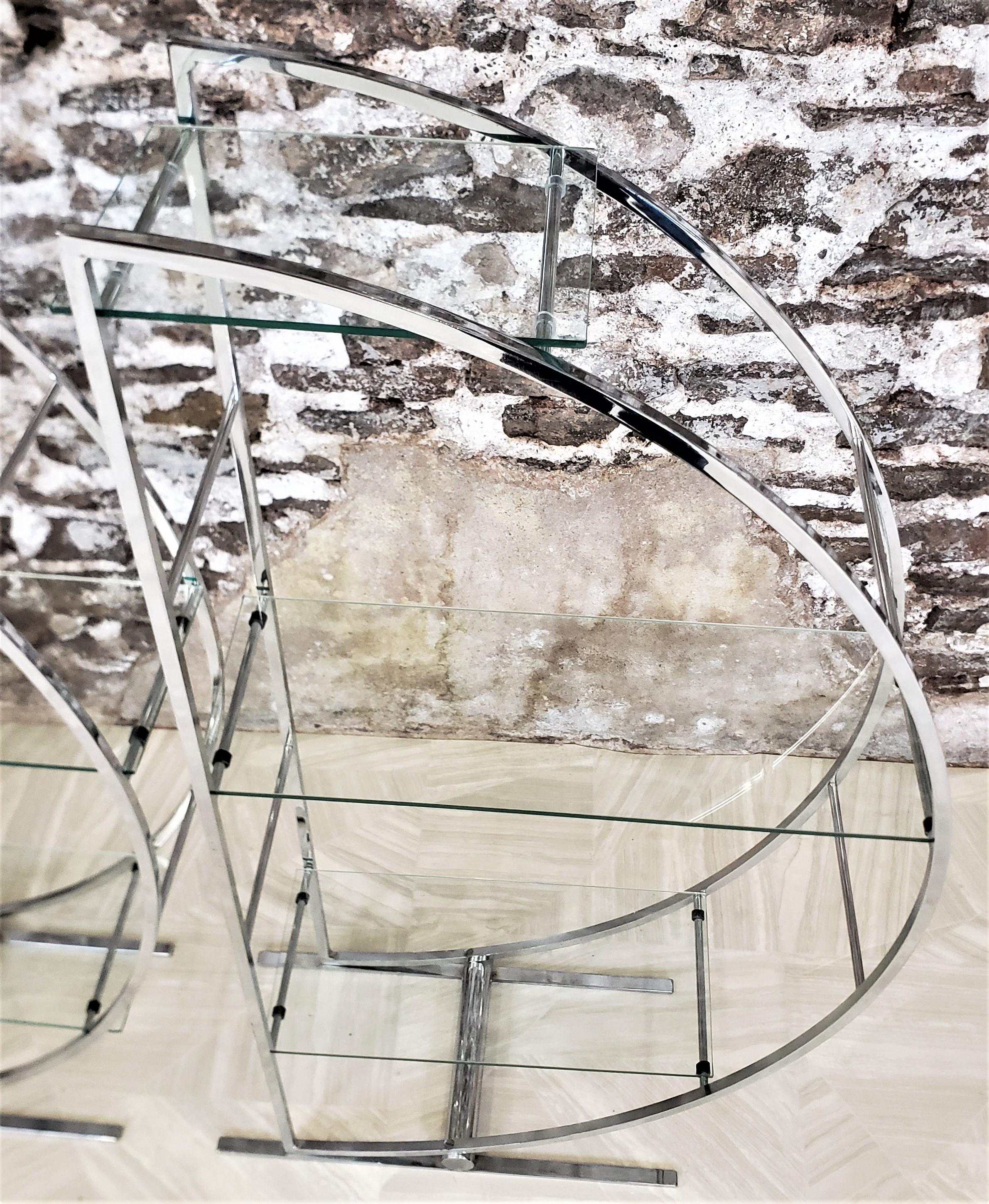 Zwei halbmondförmige Bücherregale im Art-déco-Stil mit Leiterrücken aus Chrom und Glas im Angebot 3
