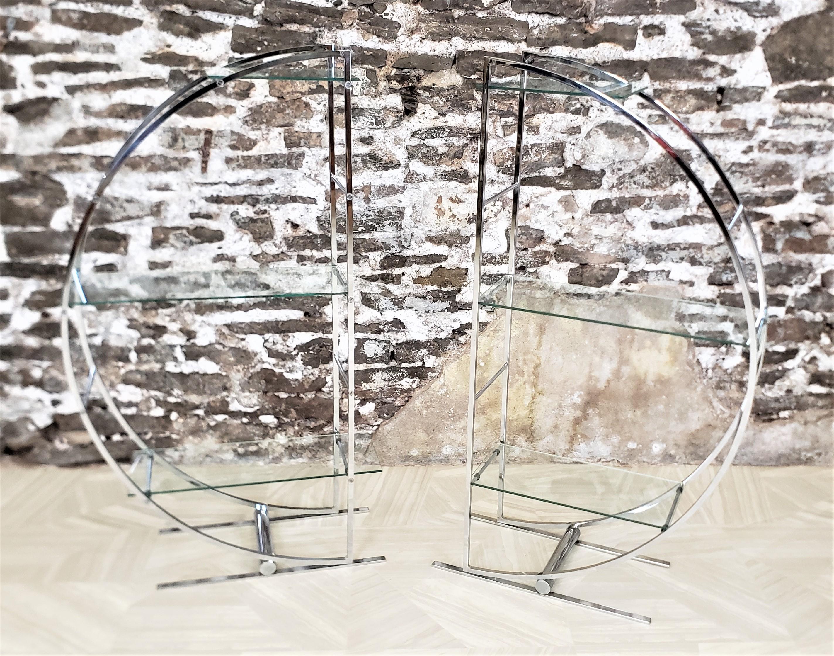 Zwei halbmondförmige Bücherregale im Art-déco-Stil mit Leiterrücken aus Chrom und Glas (Art déco) im Angebot