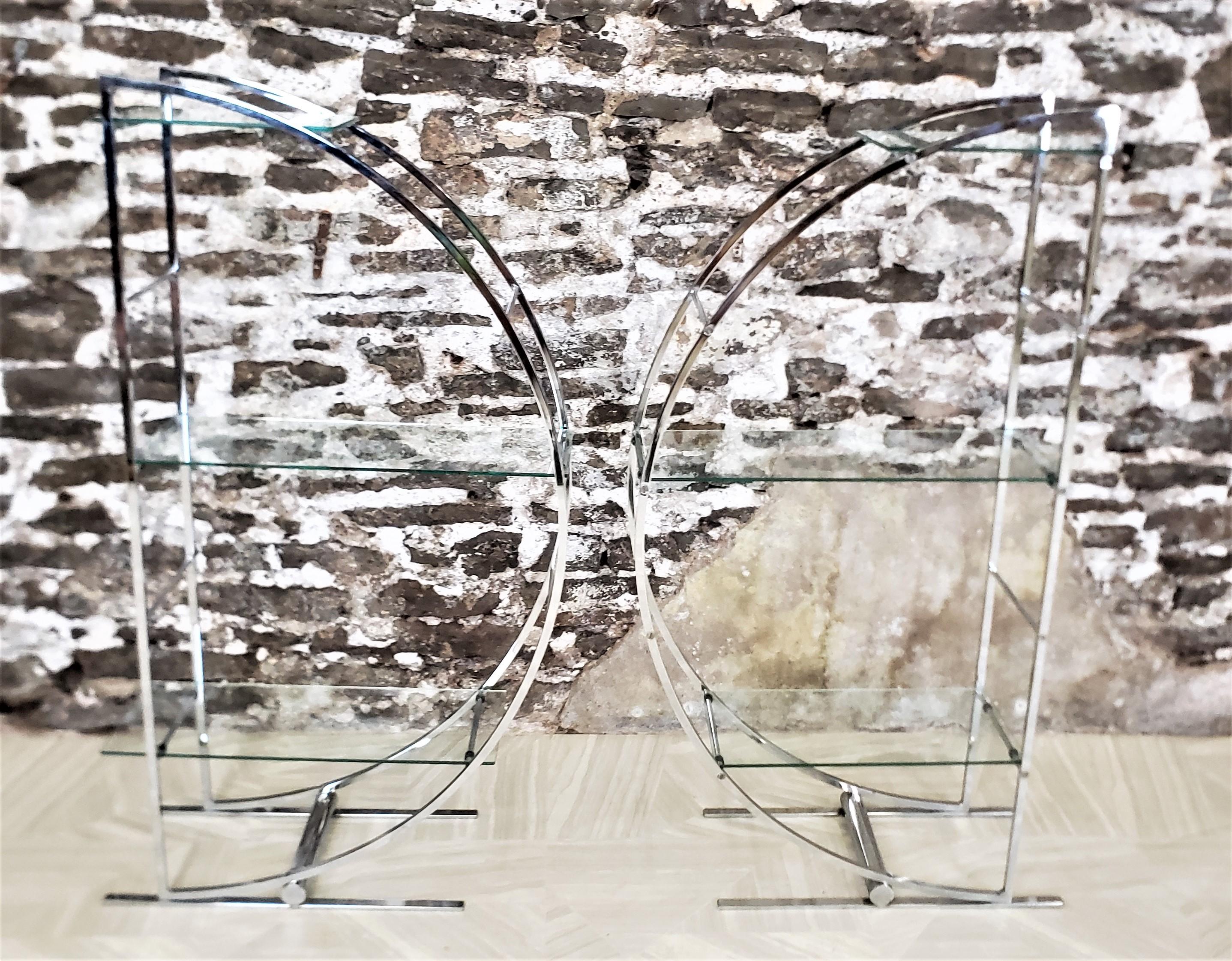 Zwei halbmondförmige Bücherregale im Art-déco-Stil mit Leiterrücken aus Chrom und Glas (amerikanisch) im Angebot
