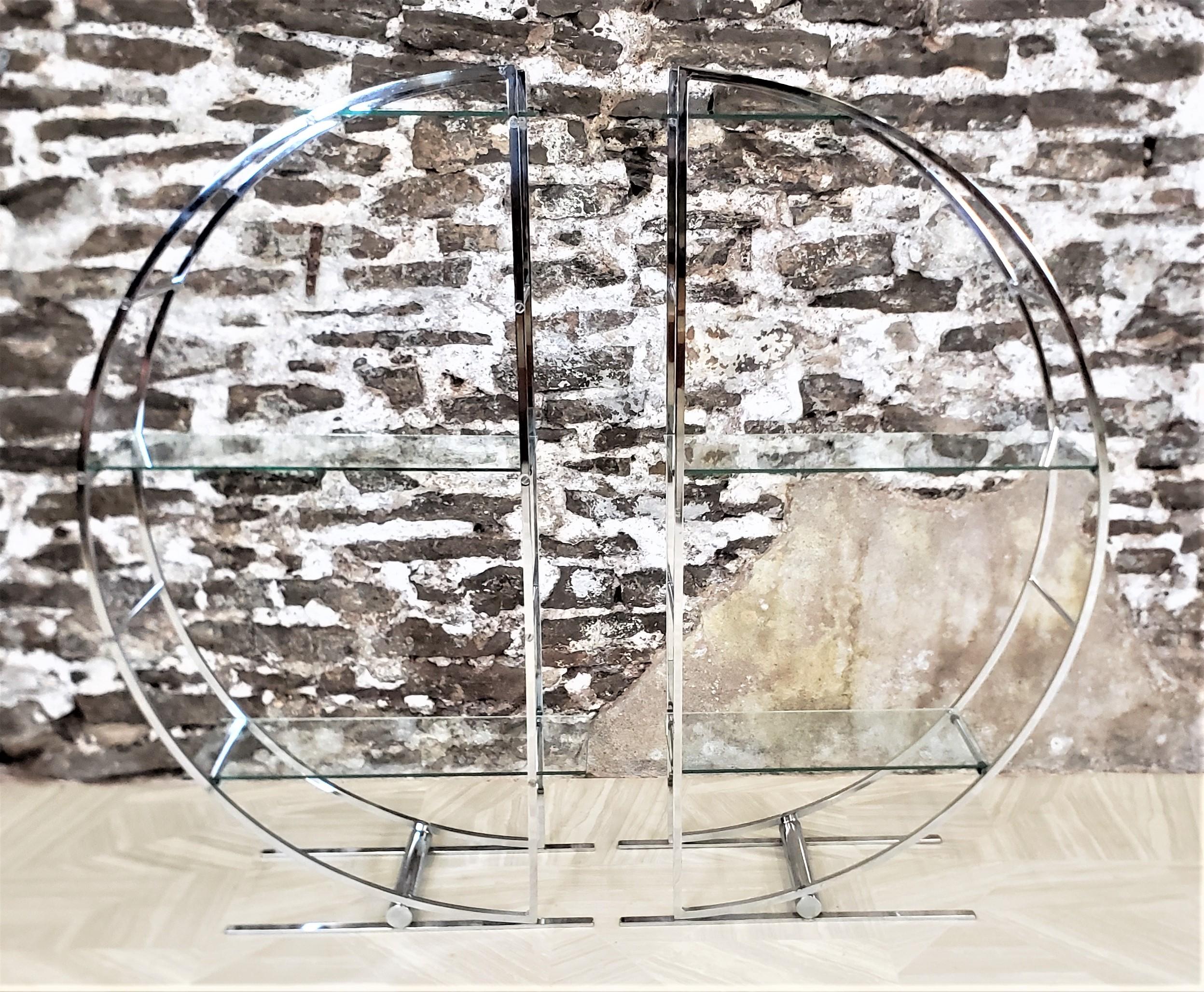 Coppia di scaffali a libro cromati e in vetro a mezza luna in stile Art Déco In condizioni buone in vendita a Hamilton, Ontario