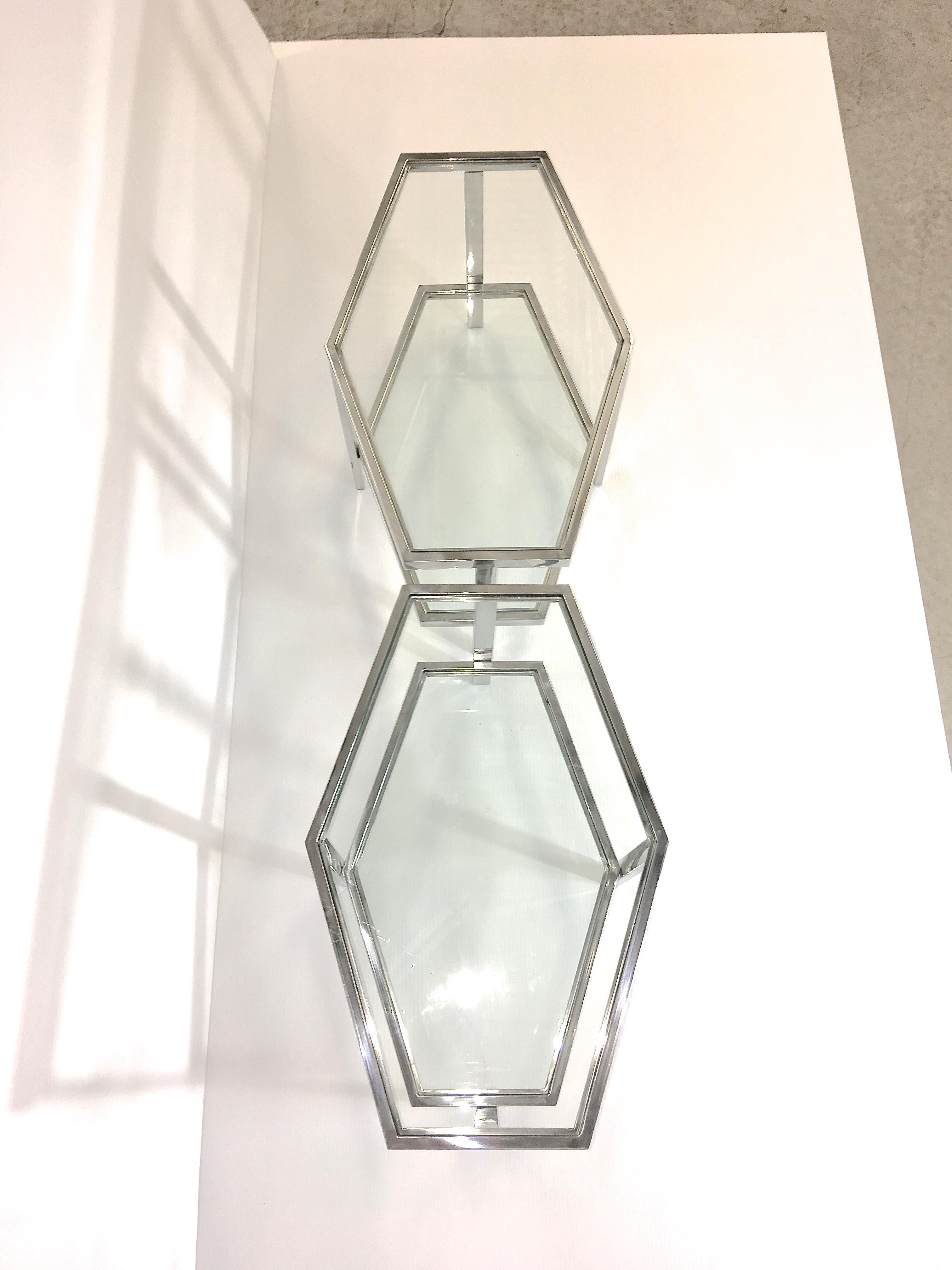 Paire de tables d'appoint hexagonales à deux niveaux en chrome et verre en vente 3