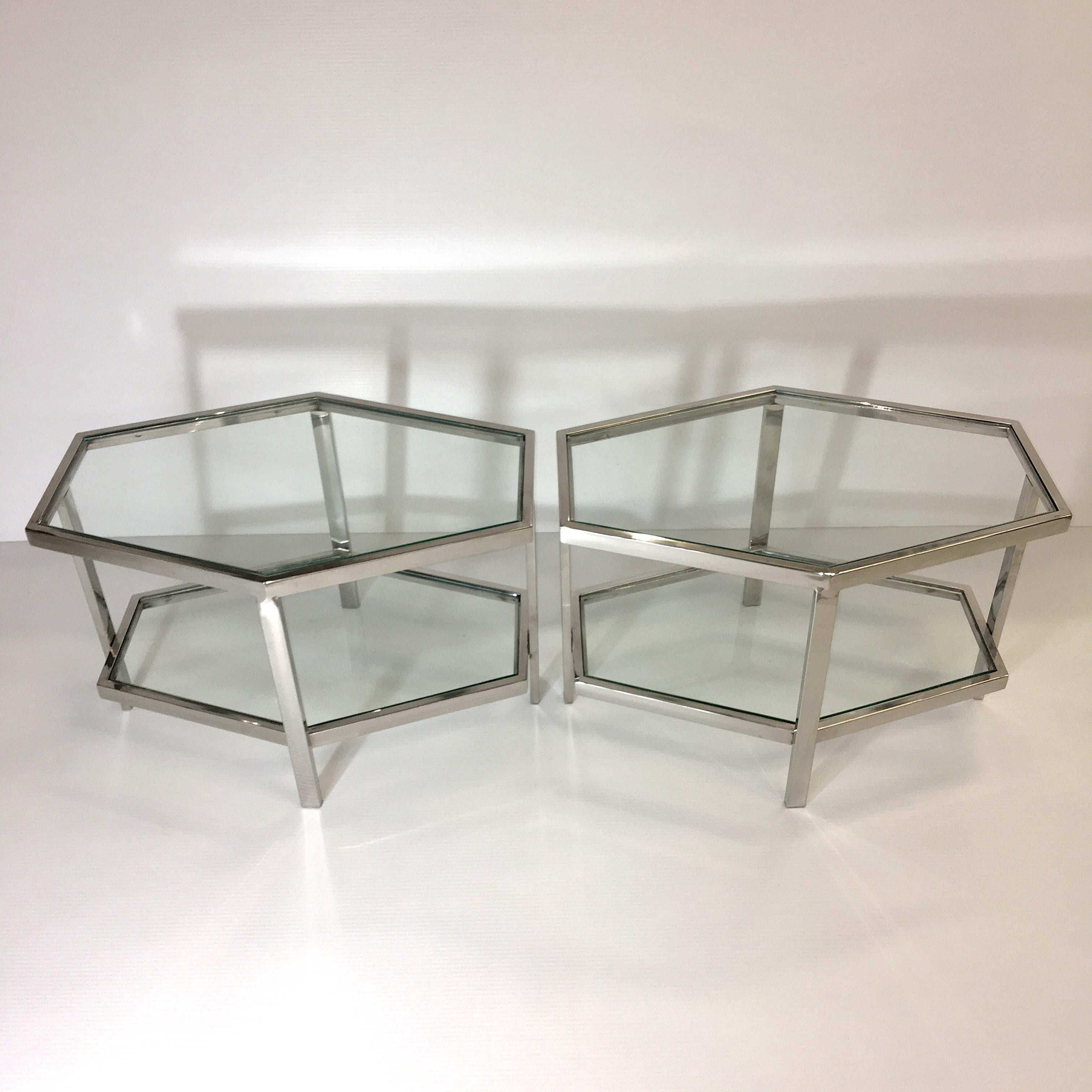 Paire de tables d'appoint hexagonales à deux niveaux en chrome et verre en vente 4