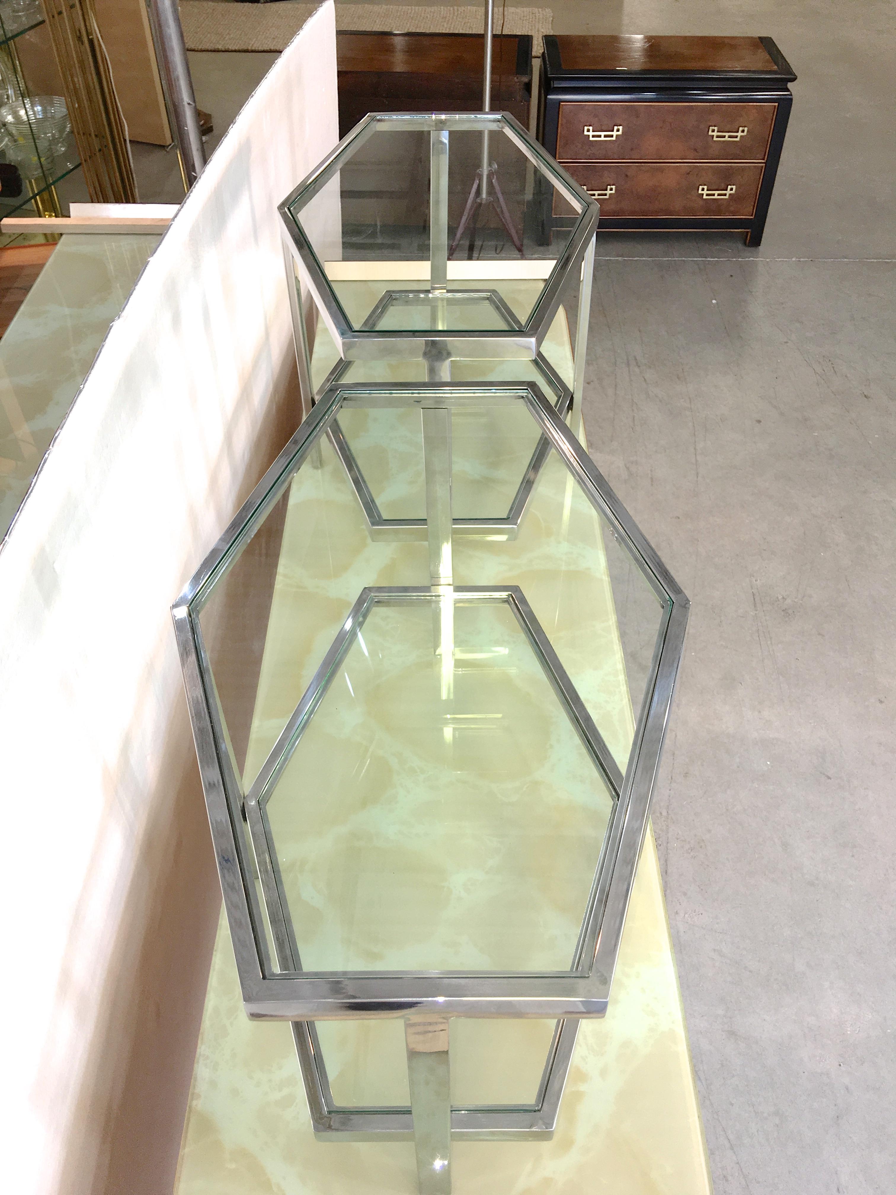 Paire de tables d'appoint hexagonales à deux niveaux en chrome et verre en vente 5